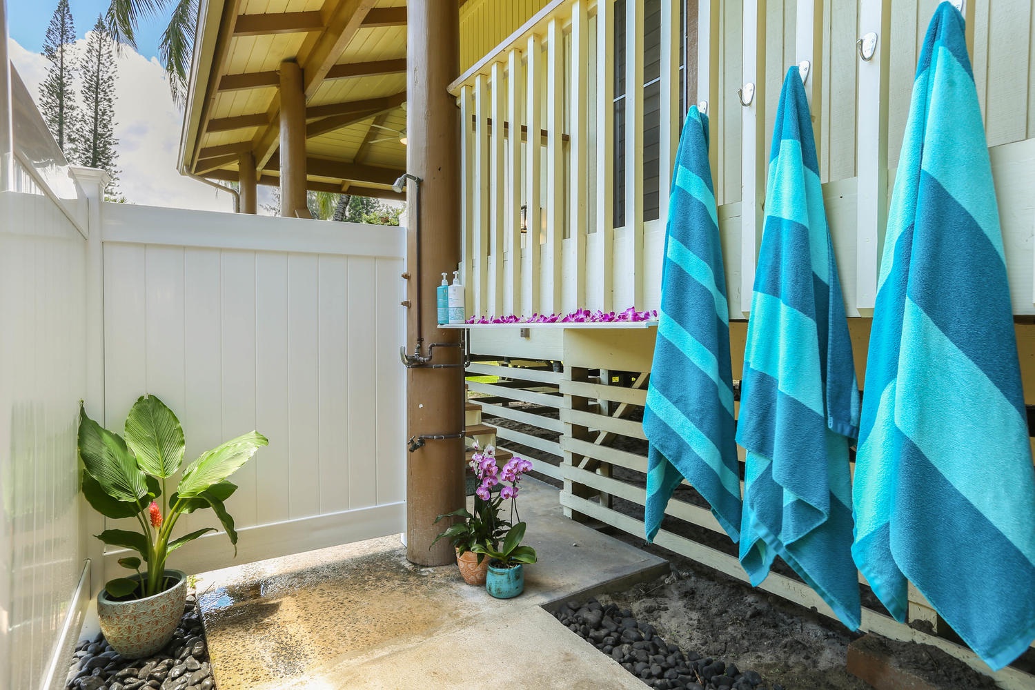 Hanalei Vacation Rentals, Hallor House TVNC #5147 - Outdoor shower