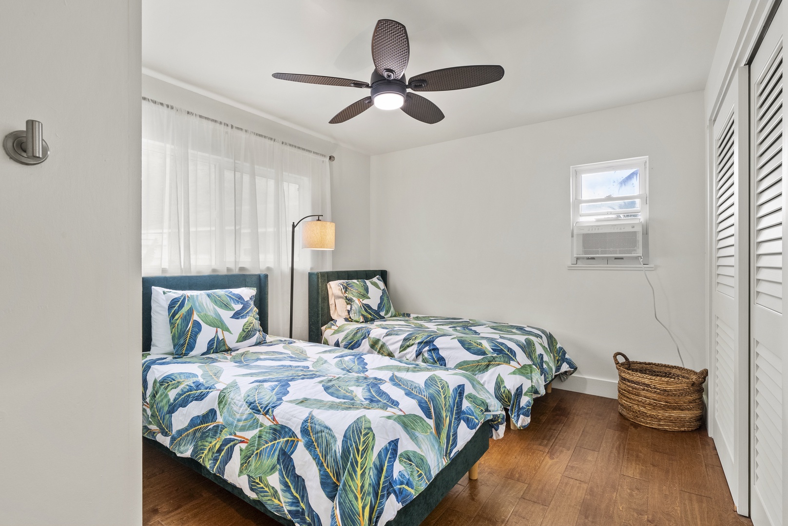 Kaaawa Vacation Rentals, Ka'a'awa Hale - Bright twin bedroom with tropical decor and a relaxing atmosphere.