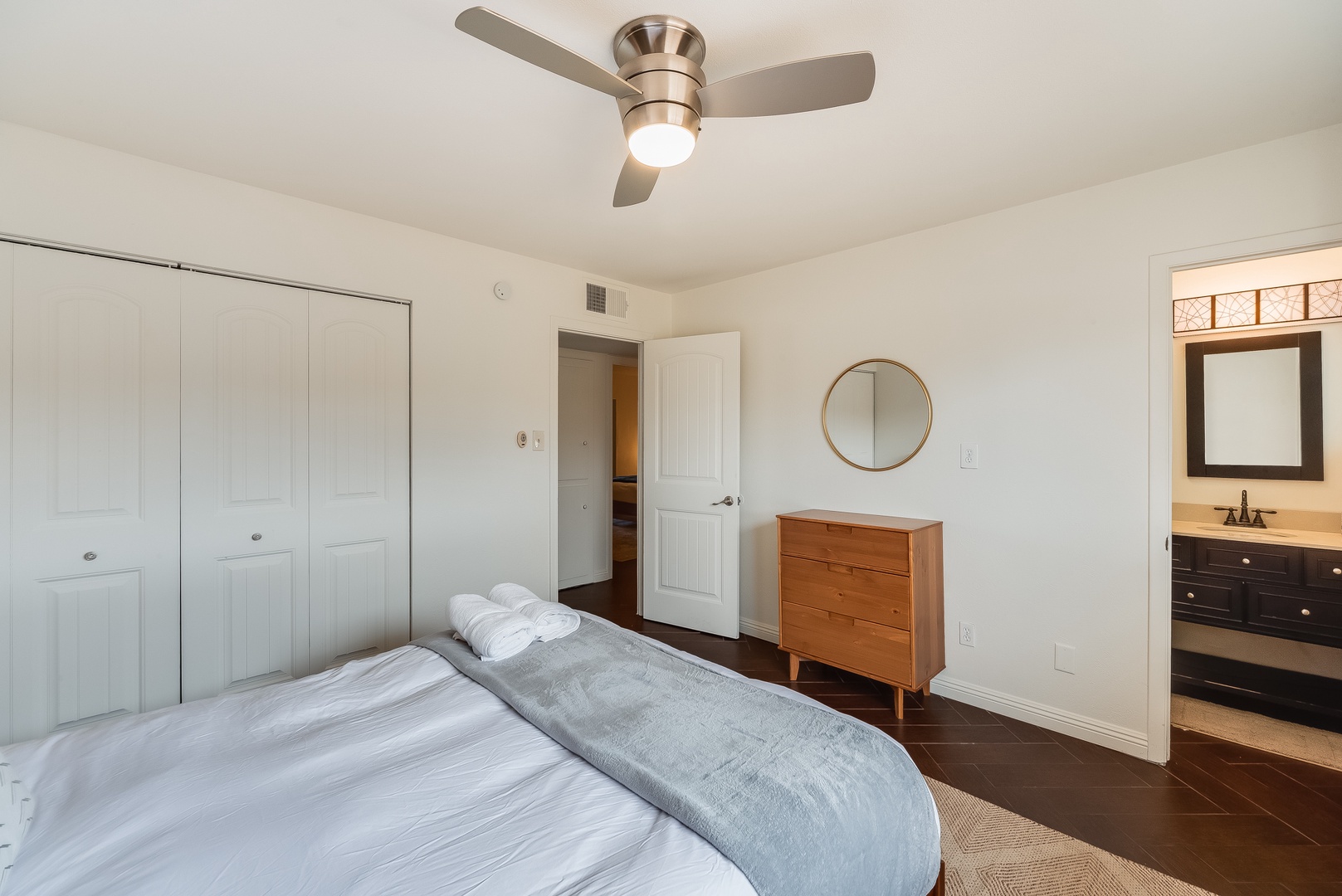 Phoenix Vacation Rentals, Desert Oasis - Guest bedroom 2 has en-suite bath