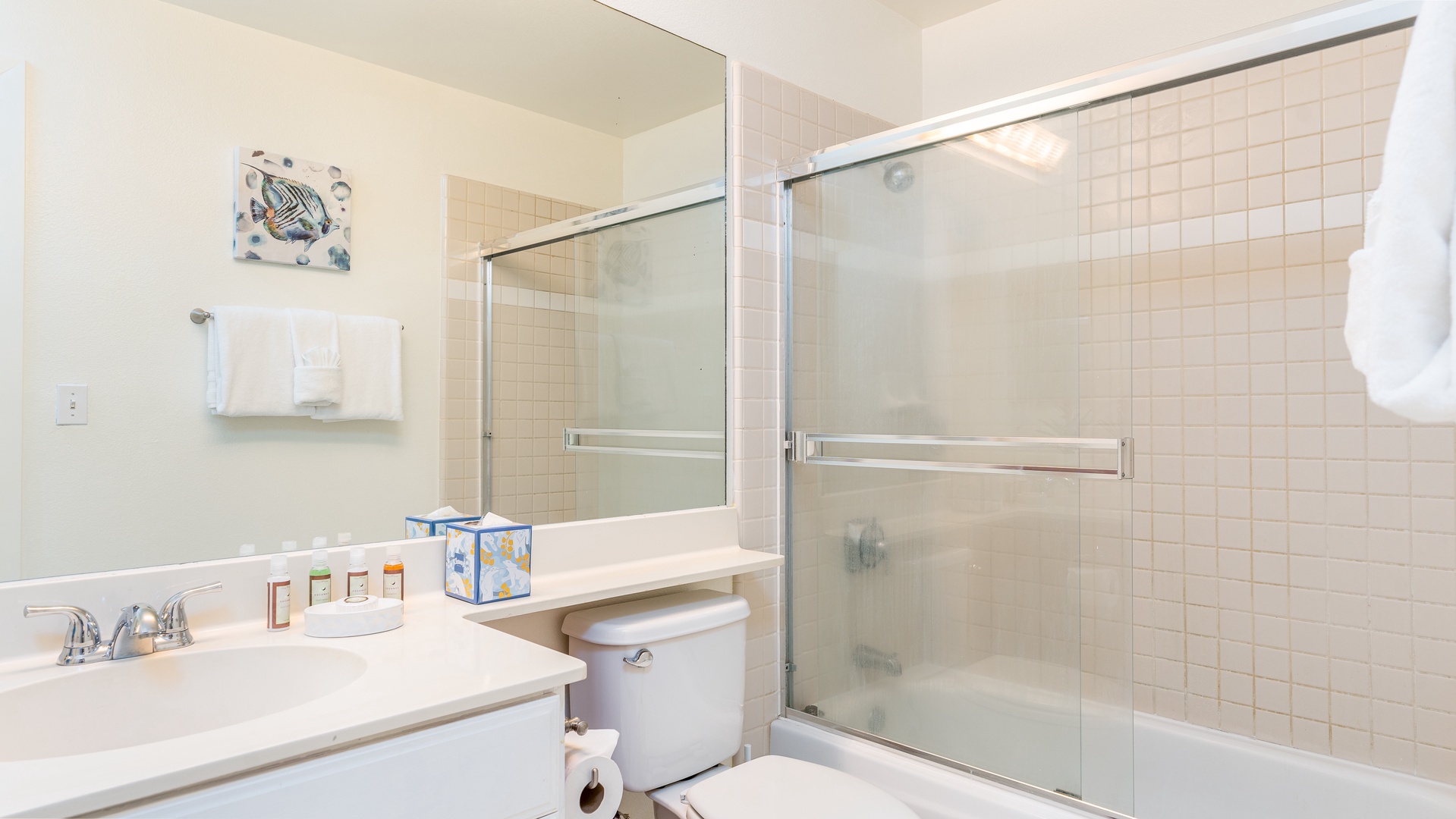 Kapolei Vacation Rentals, Fairways at Ko Olina 27H - The third guest bathroom with a shower and tub combo.