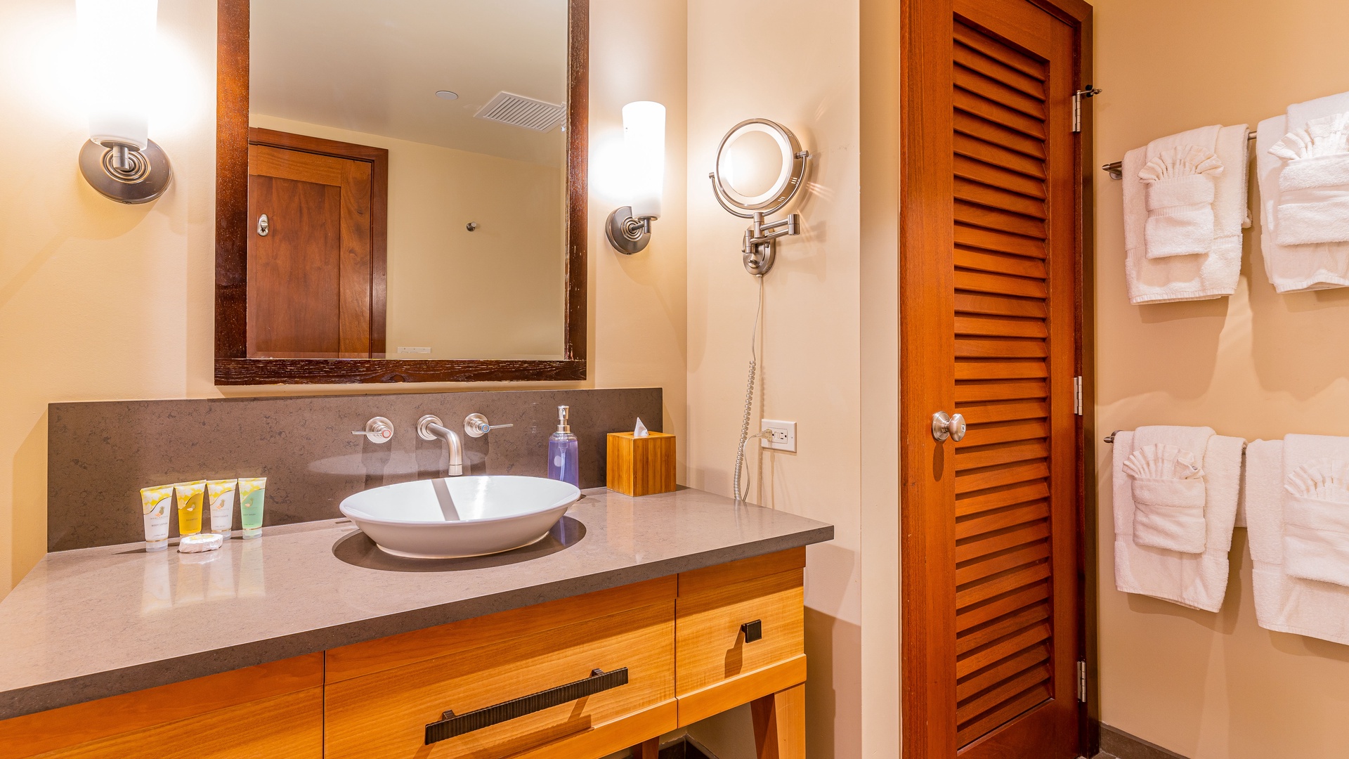 Kapolei Vacation Rentals, Ko Olina Beach Villas O224 - The second guest bathroom vanity with ample lighting.