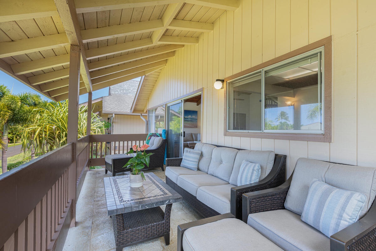 Princeville Vacation Rentals, Hale Ohana Ho'omaka - Covered lanai off the living area. Perfect for relaxing in the trade winds.