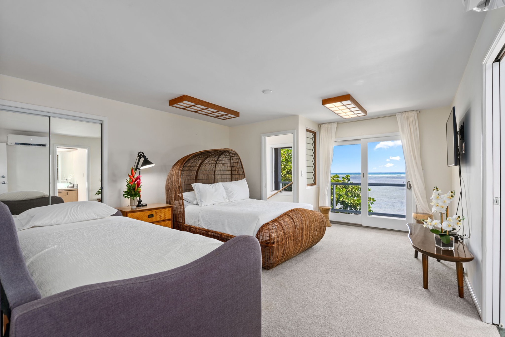 Honolulu Vacation Rentals, Wailupe Beachfront Getaway - The third guest suite three has a queen sized bed and a twin bed with private lanai and ocean views.