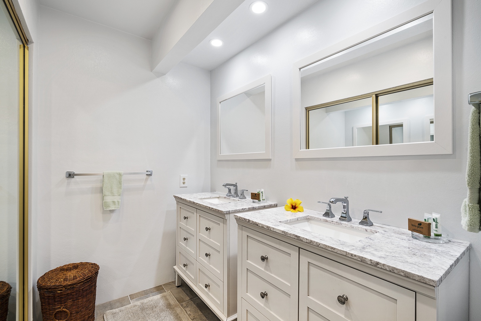 Kailua Kona Vacation Rentals, Casa De Emdeko 235 - Dual vanities and walk in shower