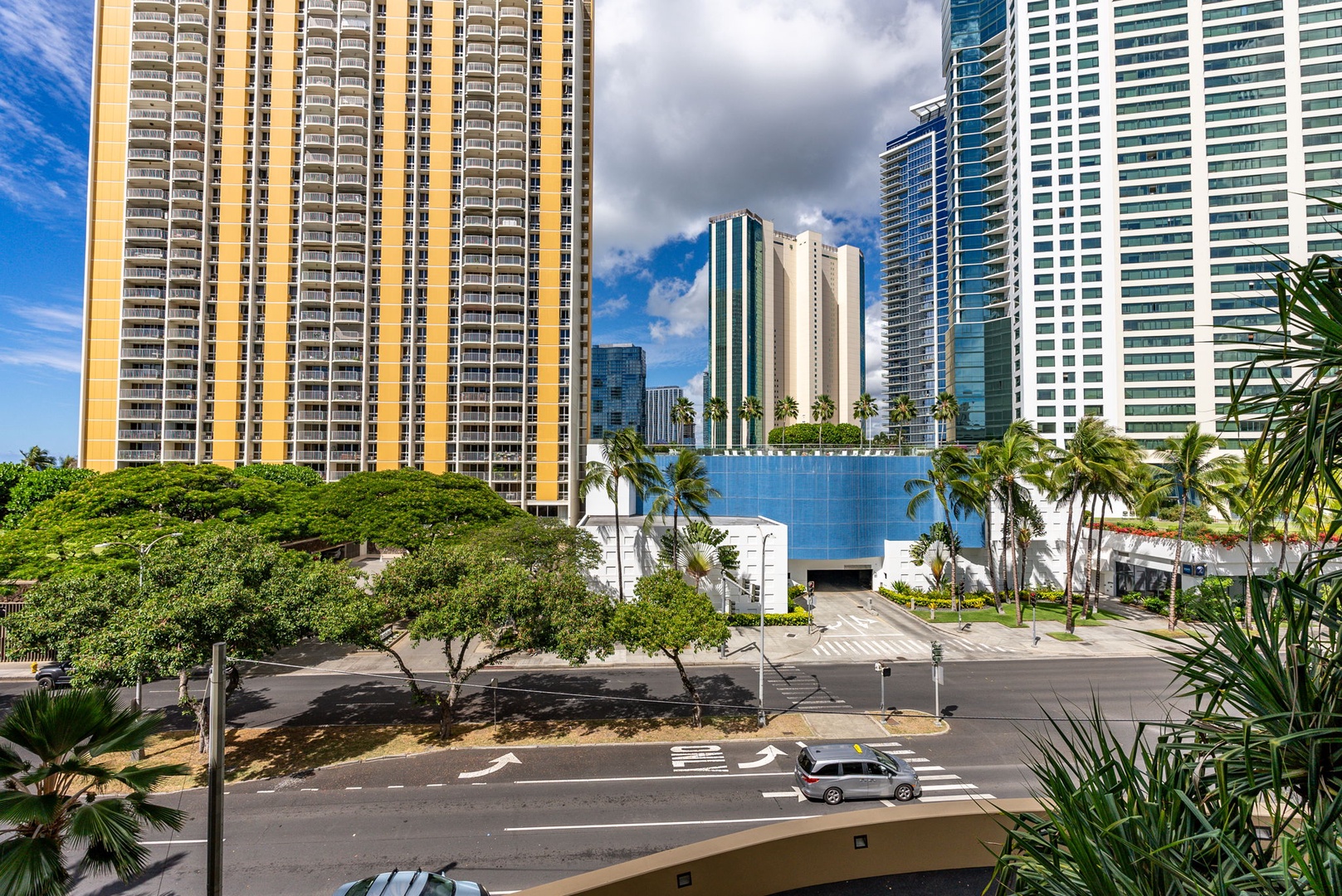 Honolulu Vacation Rentals, Park Lane Getaway - Scenic city views framed by lush greenery – the best of urban and natural beauty.