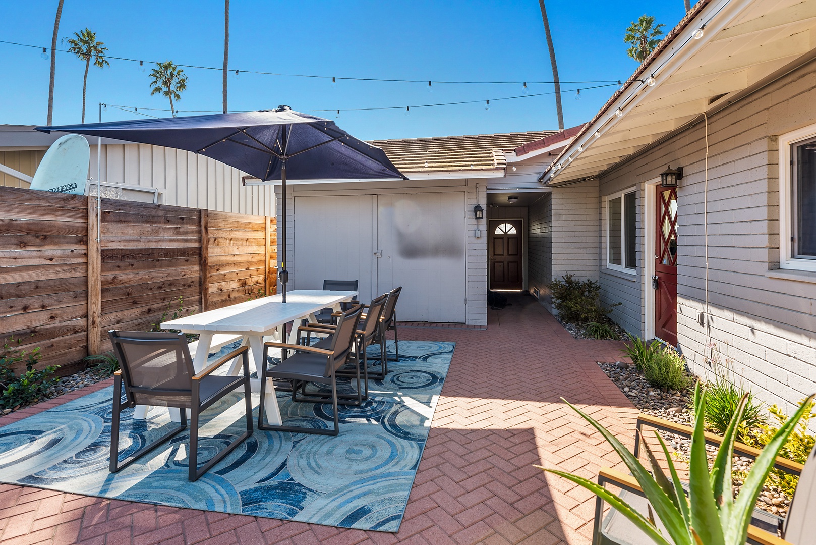 La Jolla Vacation Rentals, Hemingway's Beach House - Beautiful outdoor space with dining table