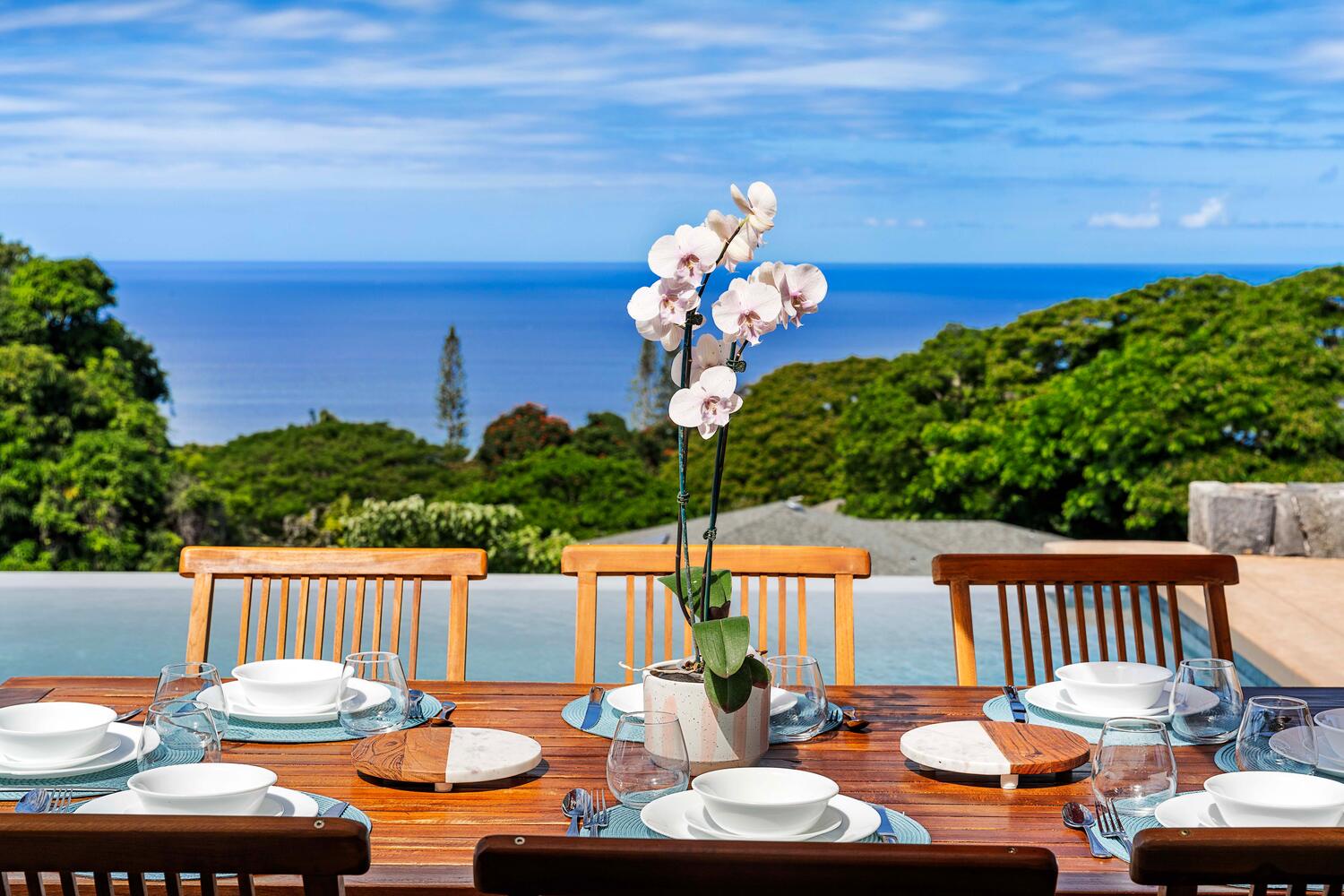 Kailua-Kona Vacation Rentals, Hale Joli - Enjoy a delicious meal and the beautiful tropical views.