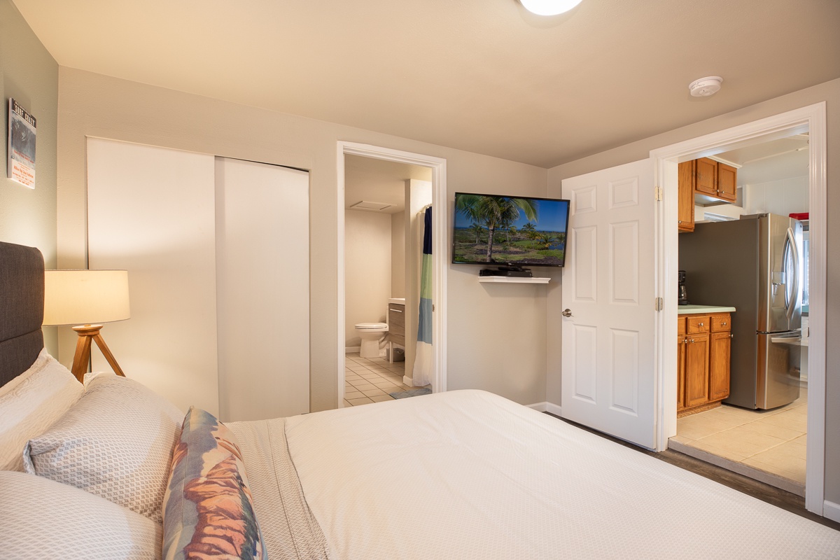 Kailua Kona Vacation Rentals, Honl's Beach Hale (Big Island) - Primary Bedroom off the kitchen