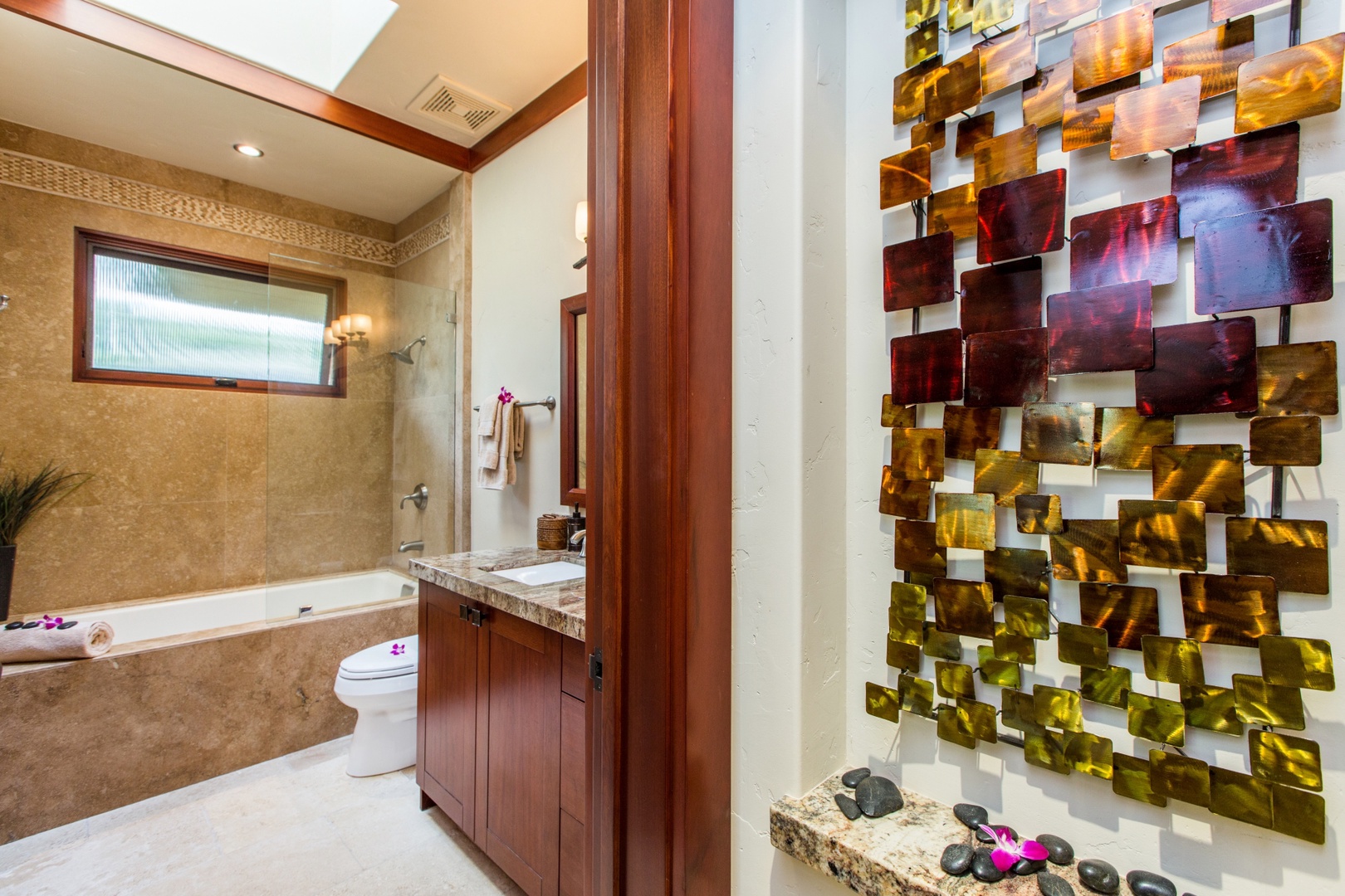 Honolulu Vacation Rentals, Banyan House - Guest Cottage Bathroom