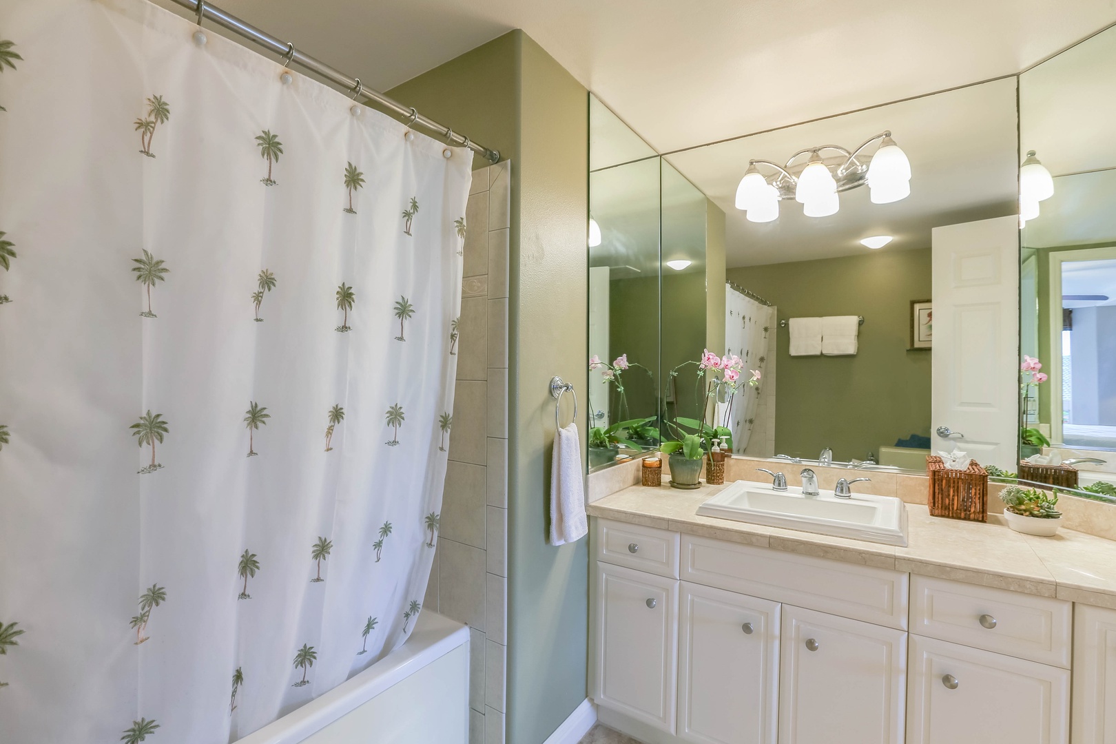 Princeville Vacation Rentals, Nohea Villa - Relax in the ensuite bathroom featuring a soothing jacuzzi tub.