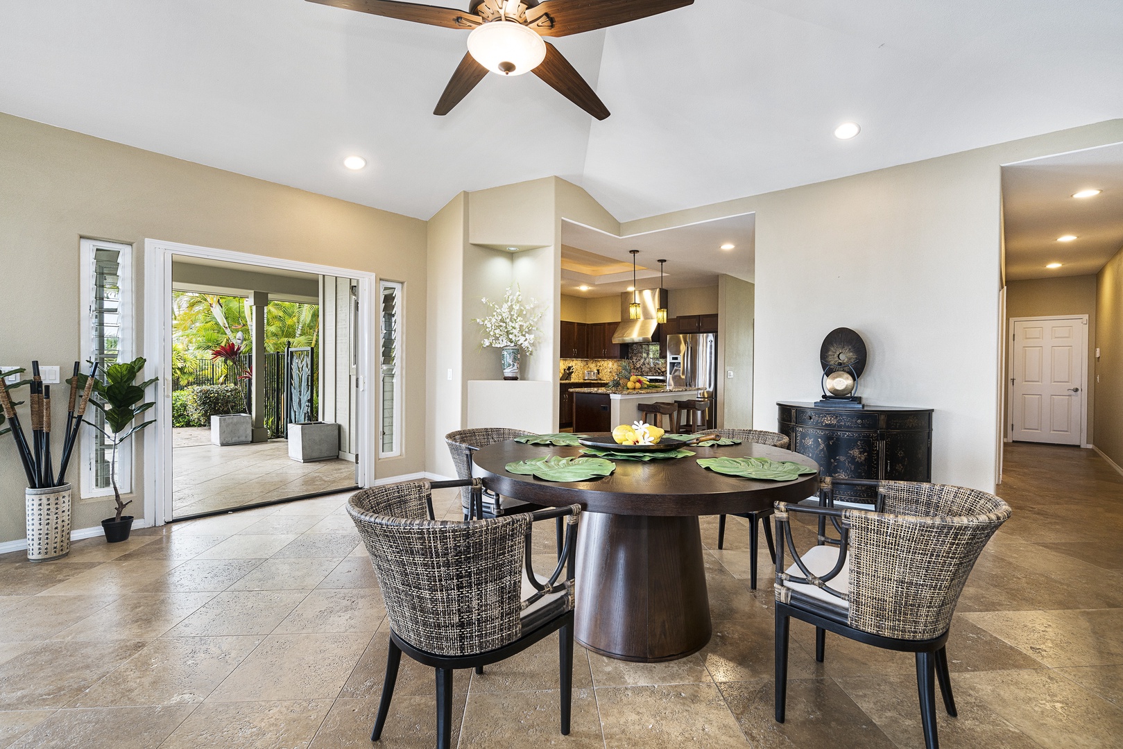 Kailua Kona Vacation Rentals, Sunset Hale - Indoor-outdoor flow lets you dine in comfort with ocean breezes drifting in through open doors.