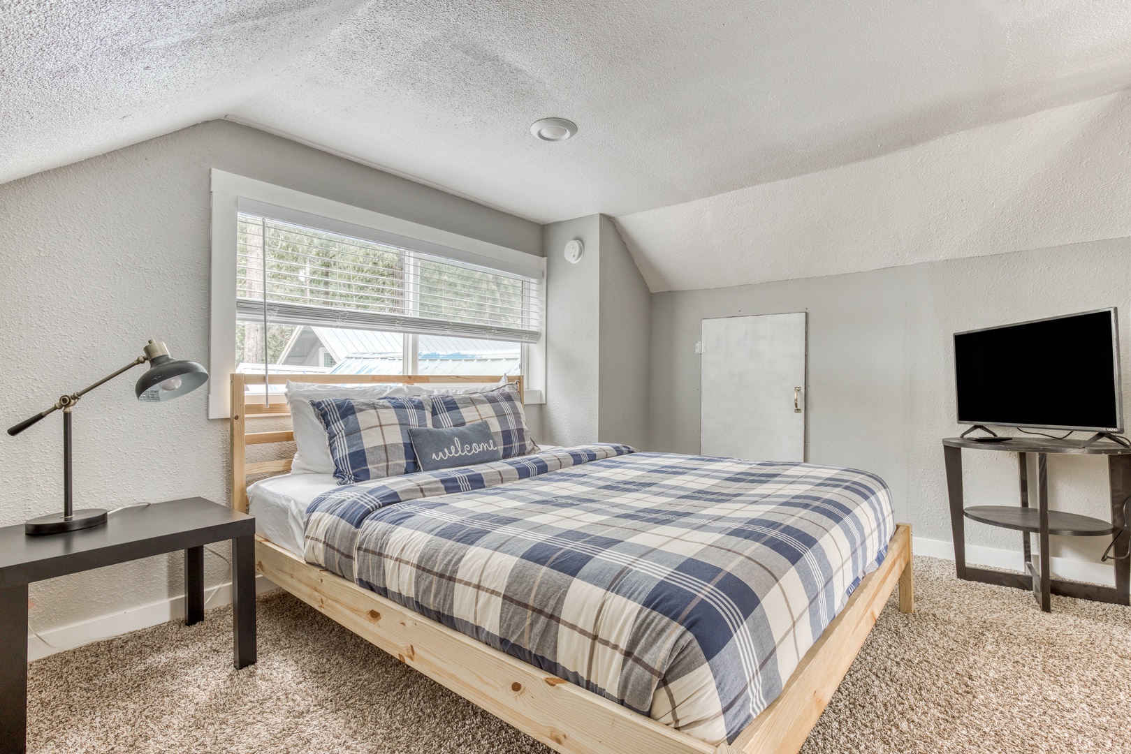 Rhododendron Vacation Rentals, Riverbend Cabin #2 - Queen bed in the loft
