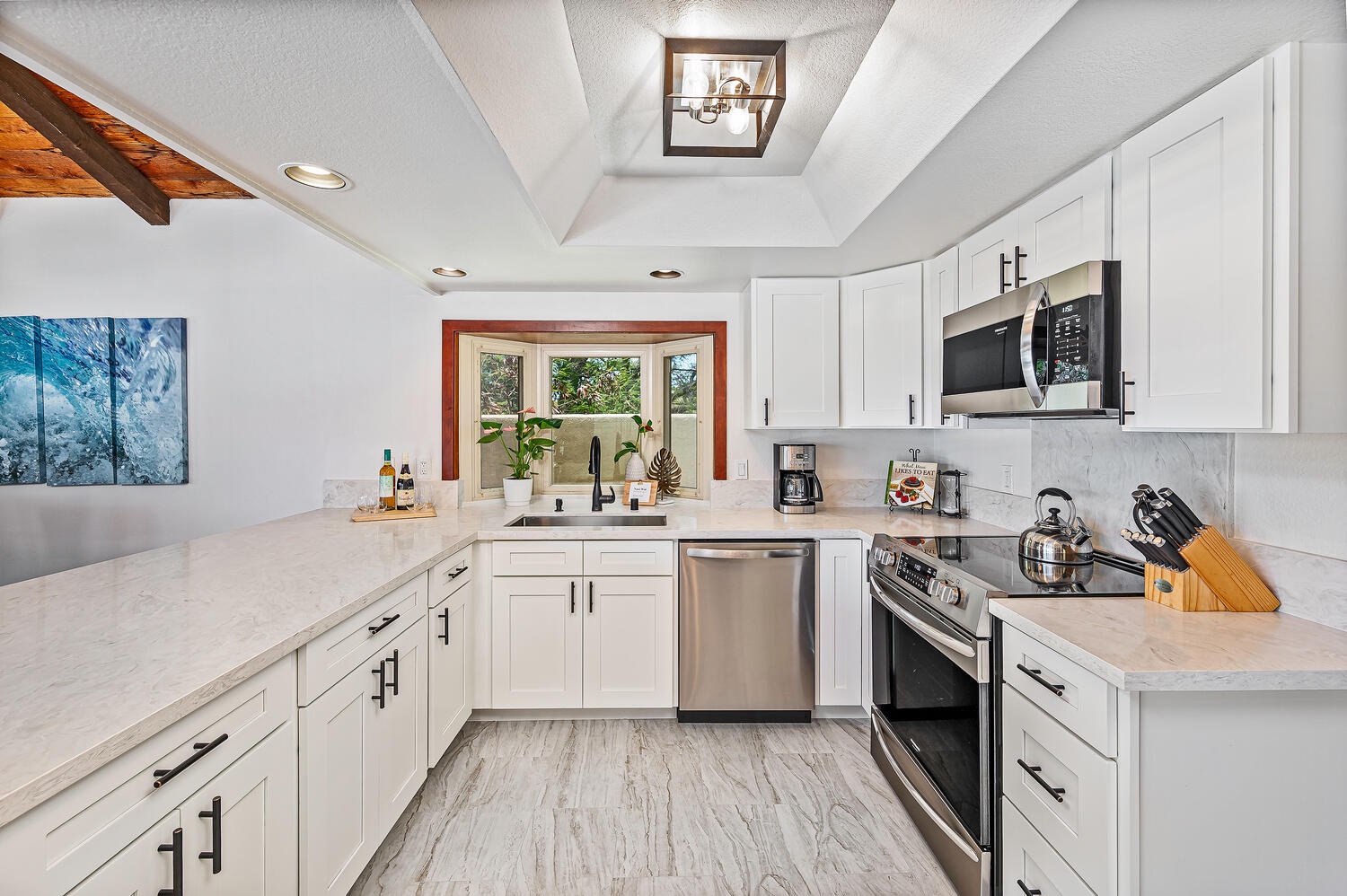 Honolulu Vacation Rentals, Nani Wai - Newly remodeled kitchen with top-of-the-line appliances!