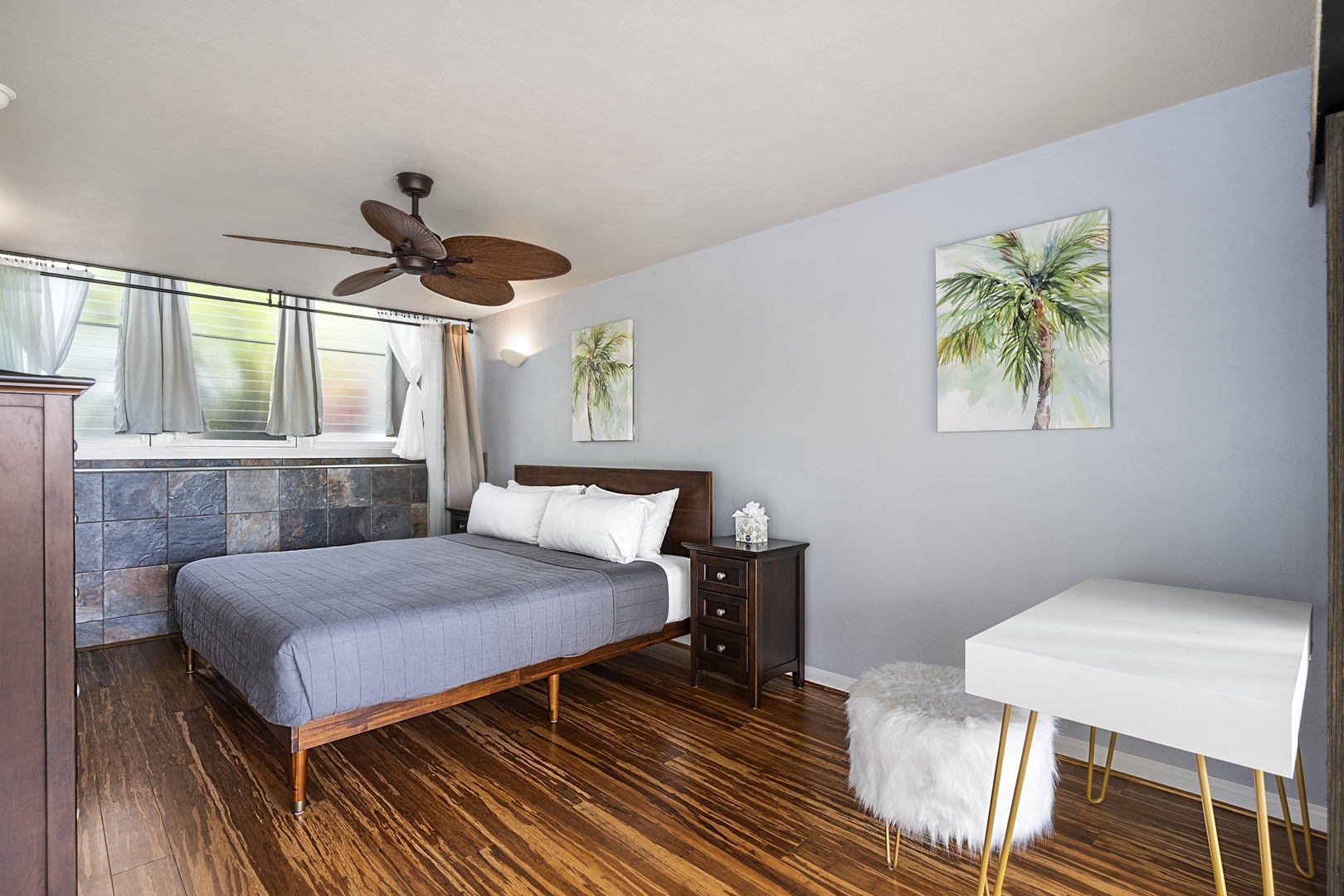 Kailua-Kona Vacation Rentals, Keauhou Resort 116 - Large bedroom equipped with work space