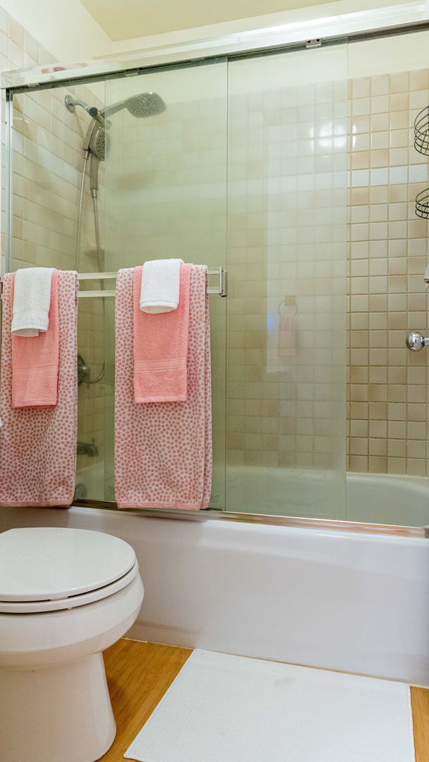Kapolei Vacation Rentals, Fairways at Ko Olina 4A - The primary guest bathroom has a shower and tub combination.
