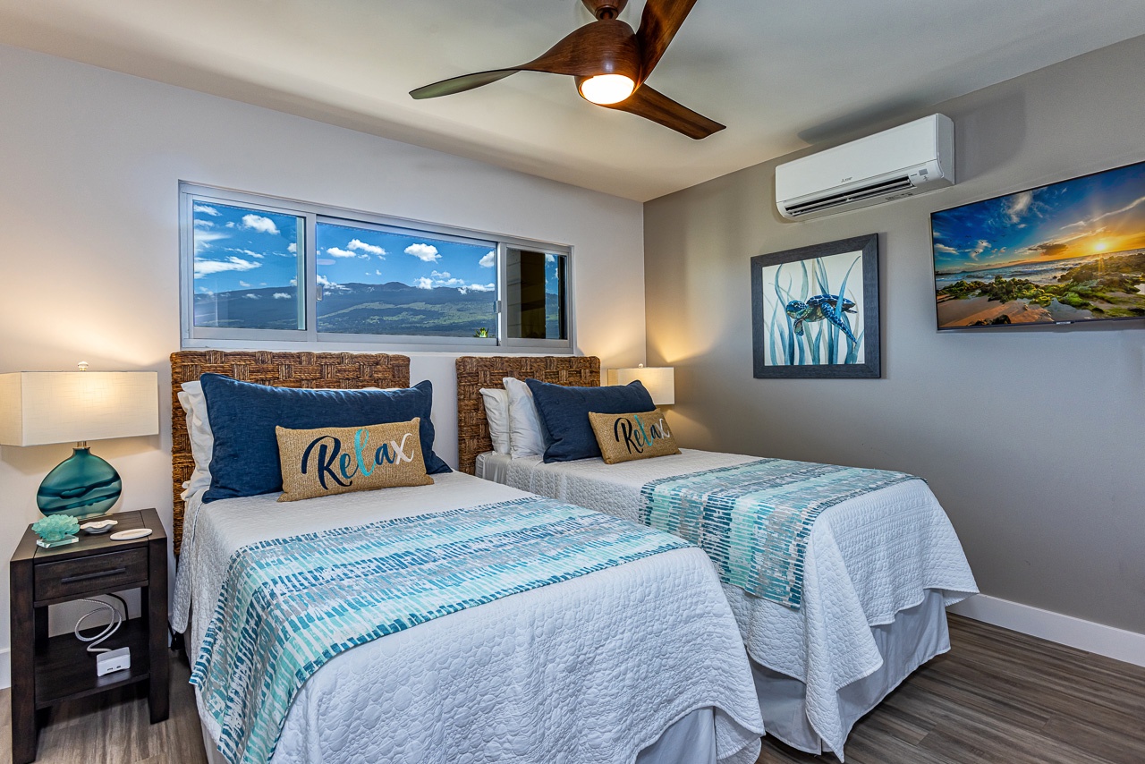 Kihei Vacation Rentals, Kamaole Beach Royal 610 - Two twin beds dressed in teal give the second bedroom its own beachy palette.