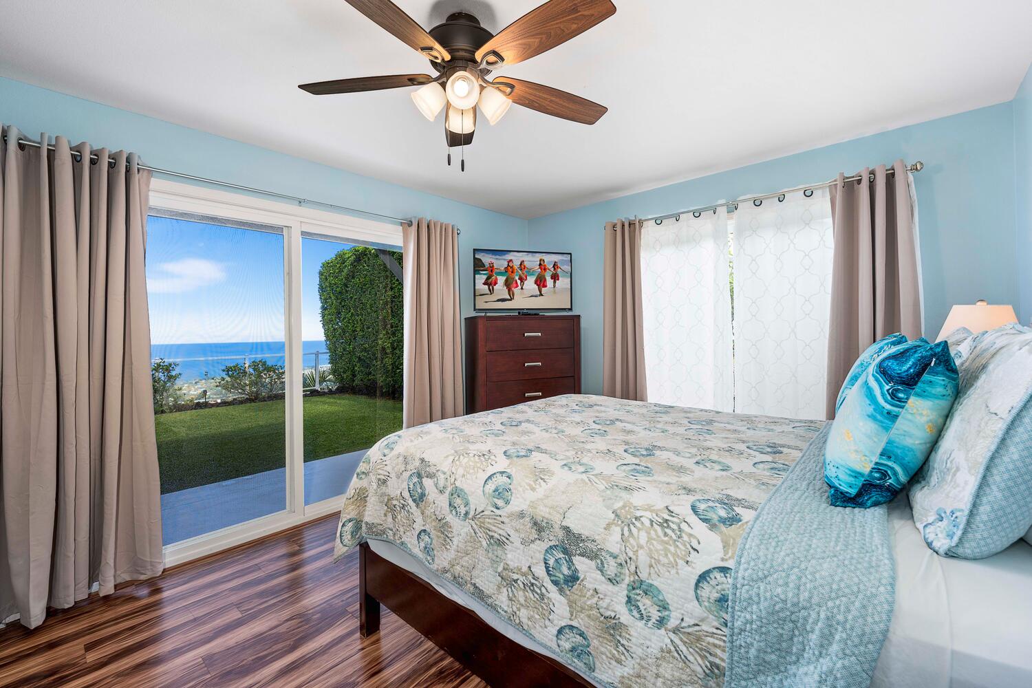 Kailua Kona Vacation Rentals, Honu O Kai (Turtle of the Sea) - The Queen Guest Bedroom with garden and ocean views at ground level.