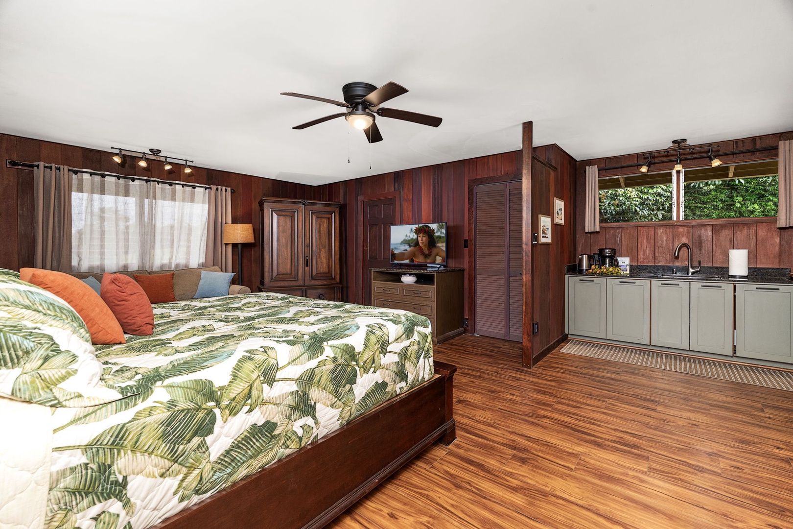 Kailua-Kona Vacation Rentals, Hale Joli - Relax in bed with tropical-print linens, enjoy the kitchenette's convenience, and cool off under the ceiling fan as natural light streams through plantation shutters.