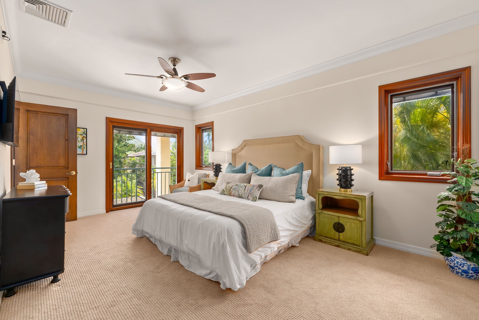 Honolulu Vacation Rentals, Maunalua Estate - Soft neutral tones and tropical light create a restful bedroom designed for easy relaxation.