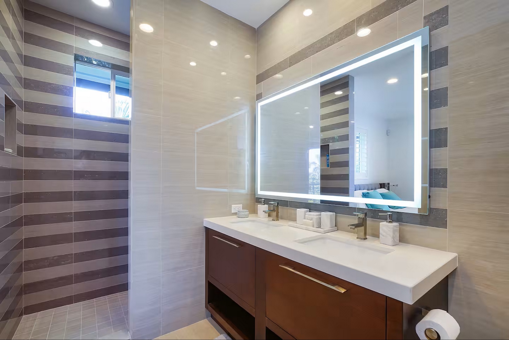 Honolulu Vacation Rentals, Diamond Head Beachfront Estate 9BR - Twin sinks and a lighted vanity give the morning routine plenty of elbow room.