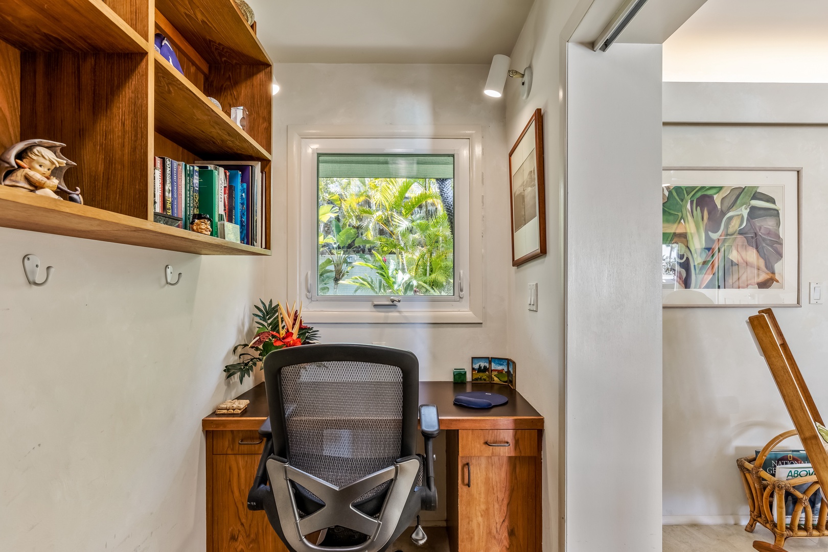 Honolulu Vacation Rentals, Hale Ola - Office space for those who need to get some work done!