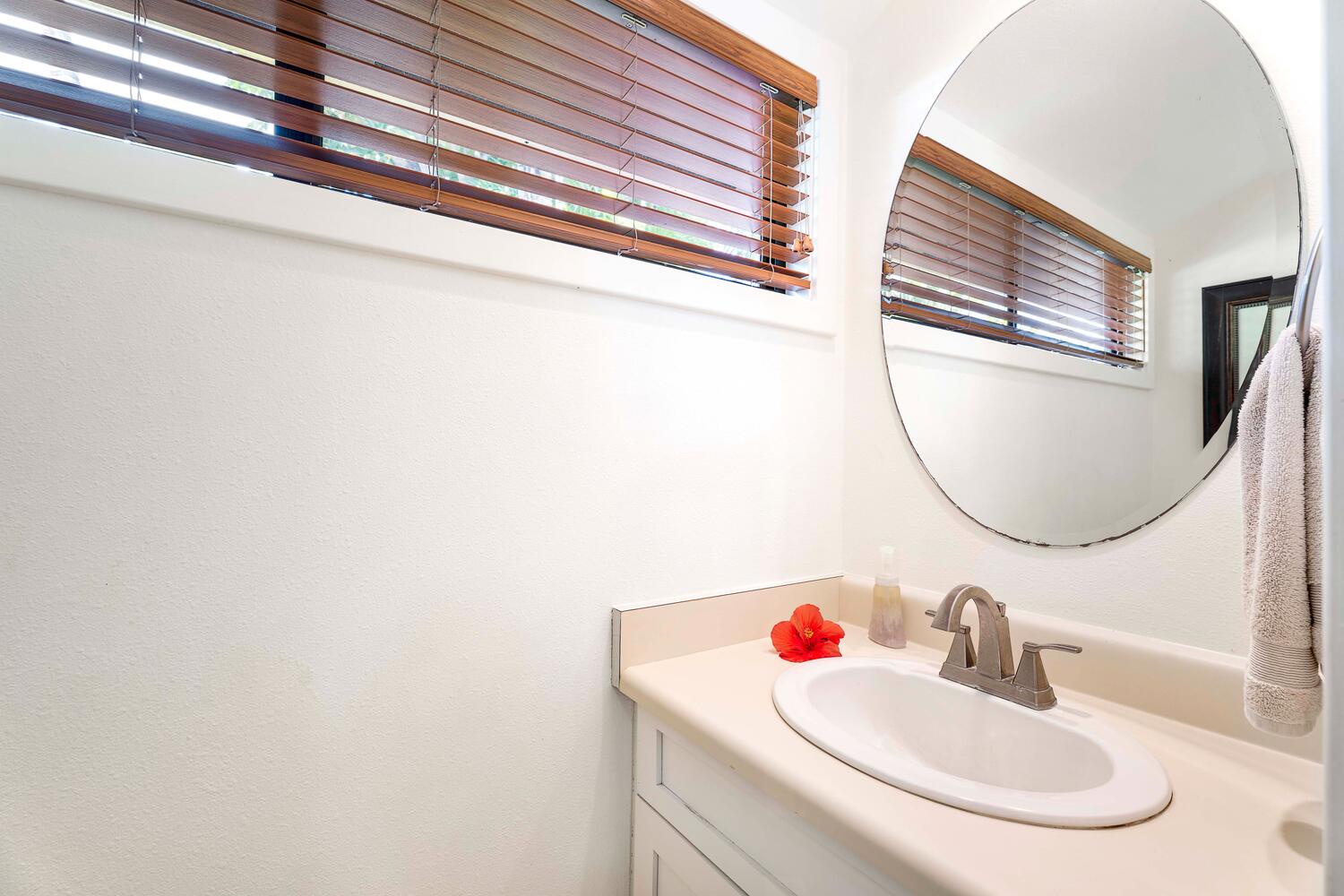 Kailua Kona Vacation Rentals, Kona Dreams - The powder room.