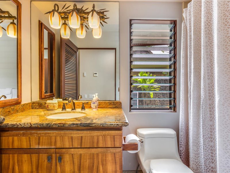Kailua Kona Vacation Rentals, Blue Water - Guest bedroom ensuite with tub/shower combo