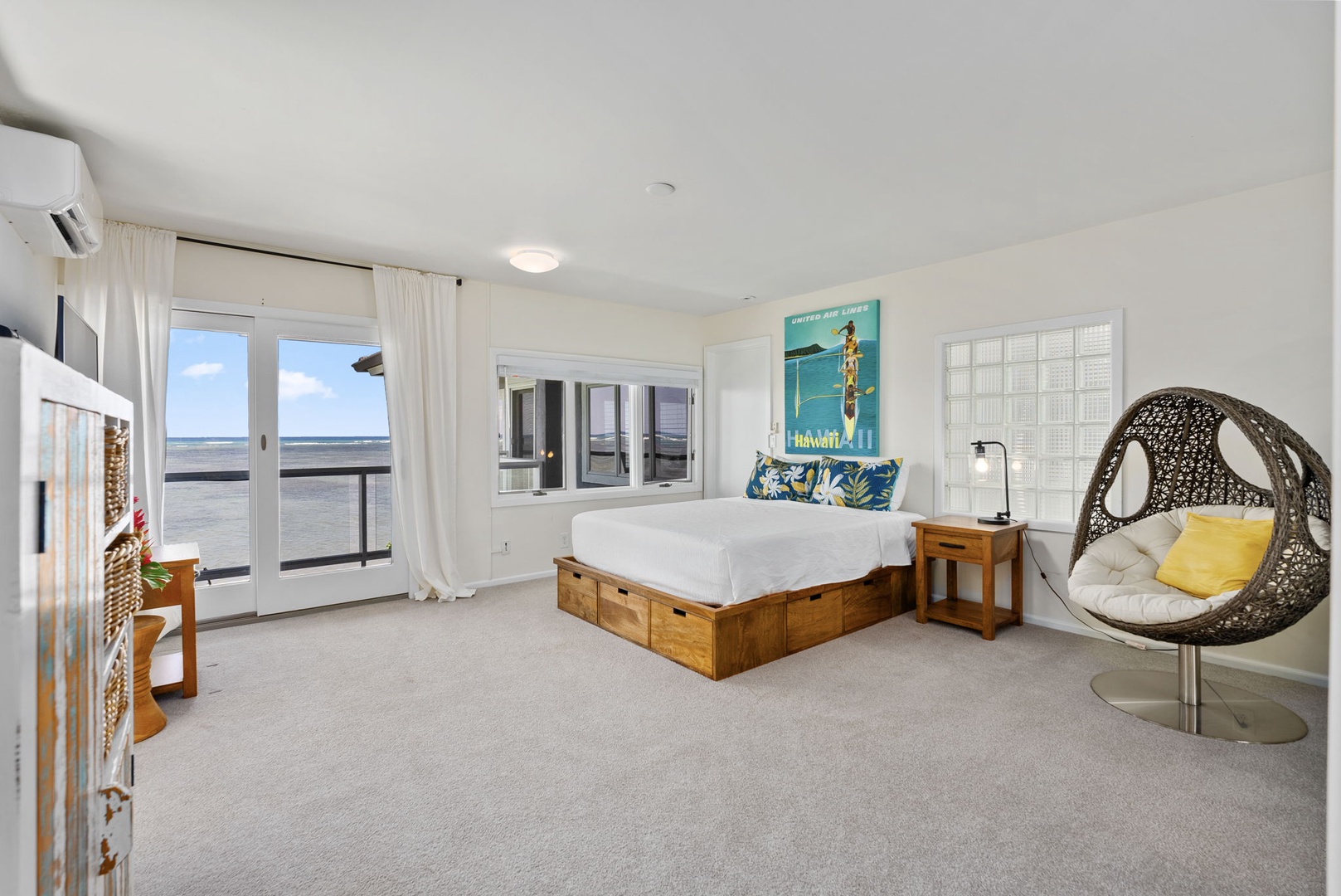 Honolulu Vacation Rentals, Wailupe Beachfront Getaway - The secondary suite features a queen-sized bed, oceans views from private lanai and a spa like ensuite bath.