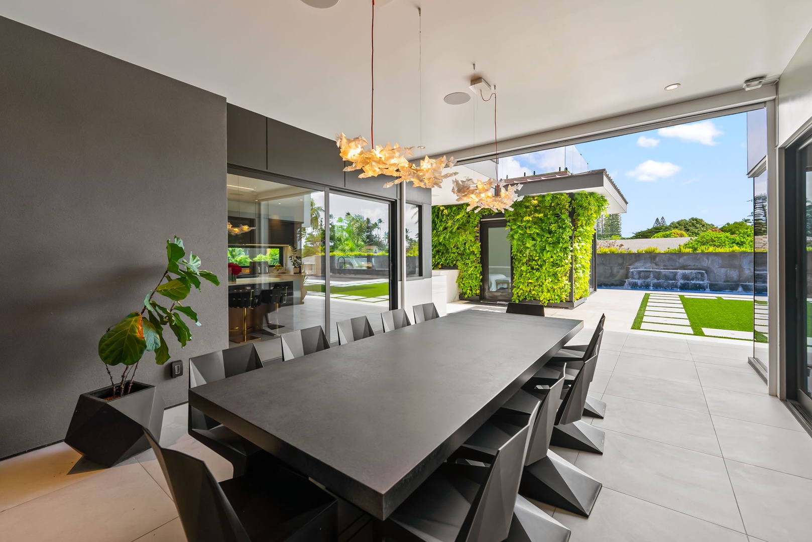 Honolulu Vacation Rentals, Ocean Villa 3 Bedroom - Indoor dining opens effortlessly to lush greenery and outdoor living.