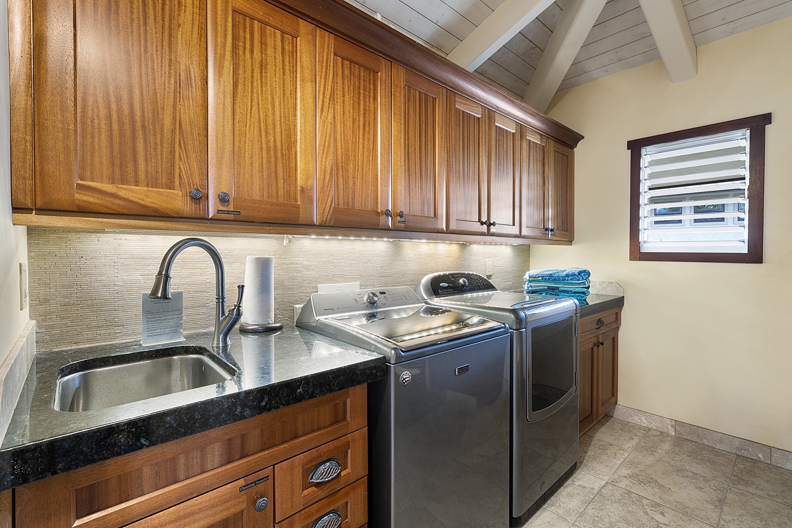 Kailua Kona Vacation Rentals, Mermaid Cove - Laundry room located on the top floor