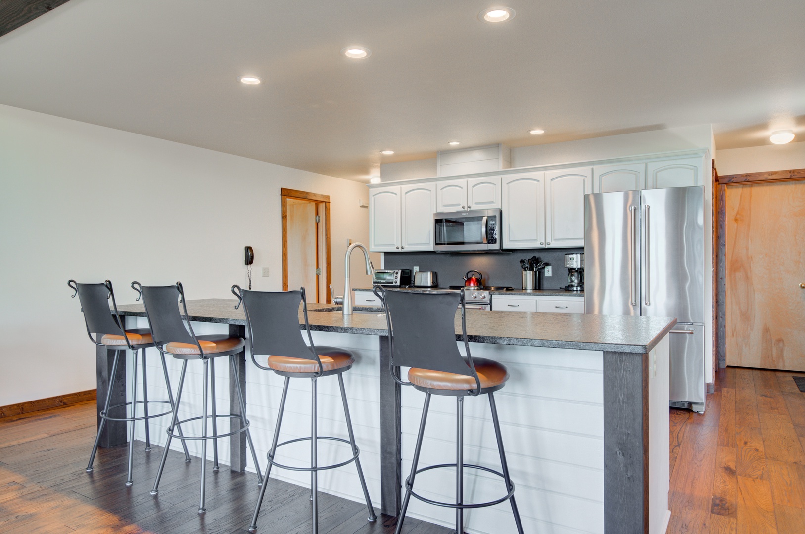 Bozeman Vacation Rentals, The Canyon Lookout - Countertop dining and chef viewing!