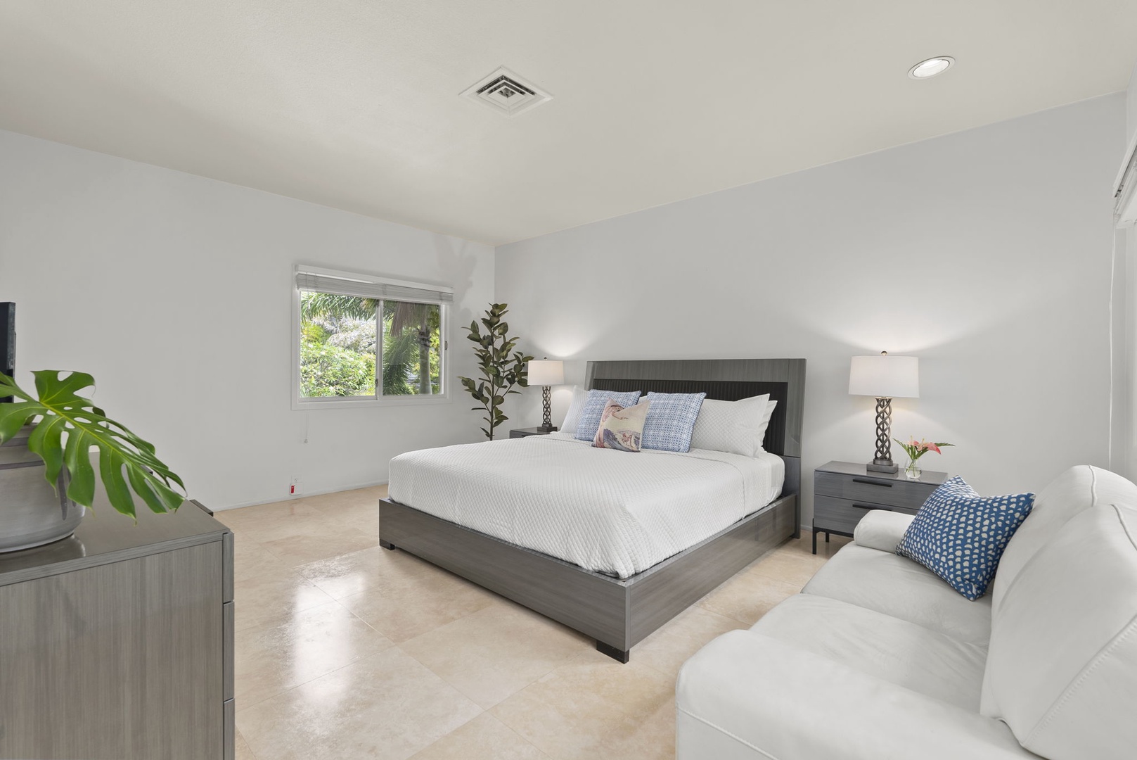 Honolulu Vacation Rentals, Paradise Beach Estate - Another view of this guest suite reveals soft lighting, tranquil decor, and a restful ambiance tailored to relaxation.