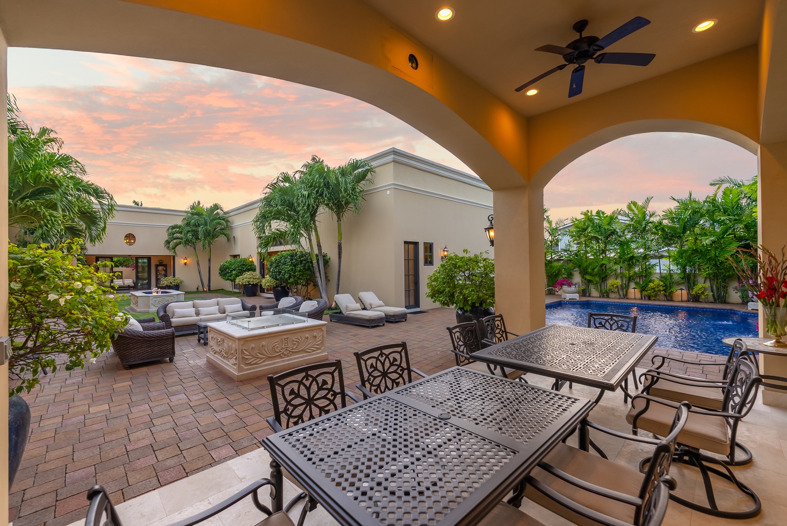 Honolulu Vacation Rentals, The Kahala Mansion Event Venue - Covered patio with dining space and sunset views, perfect for al fresco meals and relaxing evenings.