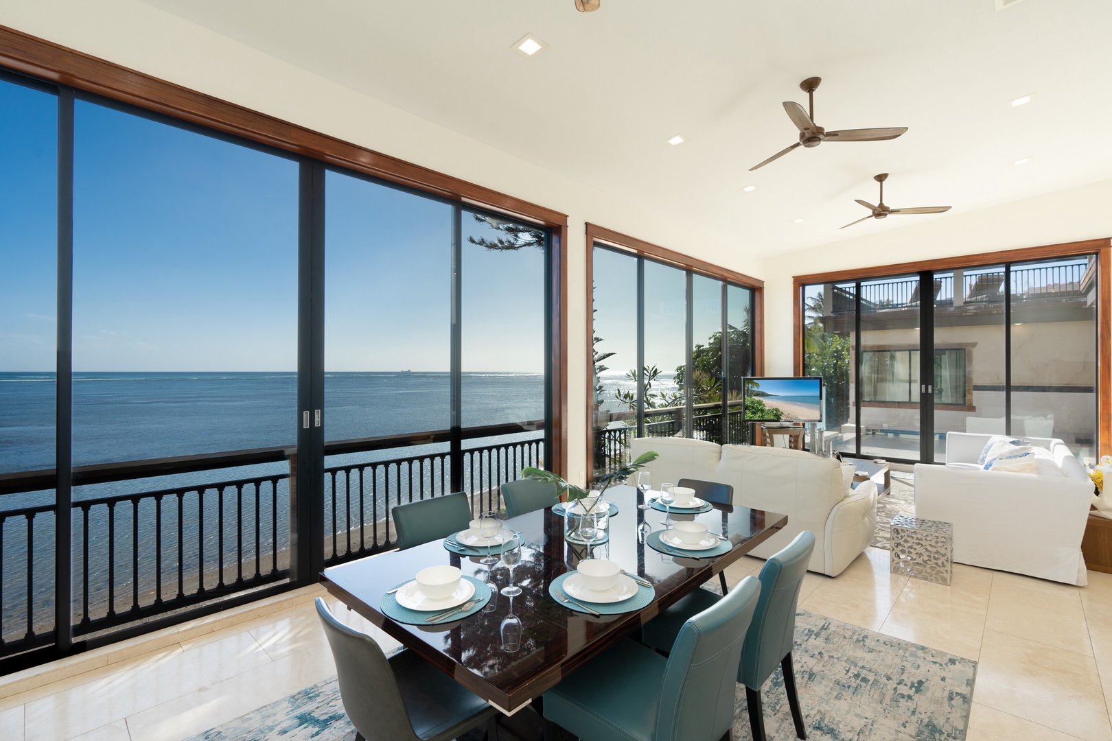 Honolulu Vacation Rentals, Wailupe Seaside - Gather together for meals with the most amazing views.