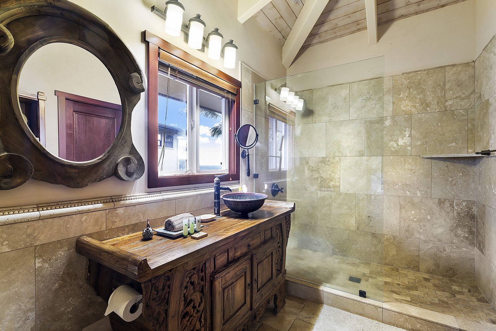 Kailua Kona Vacation Rentals, Mermaid Cove - Guest bathroom with access from the hall and the room