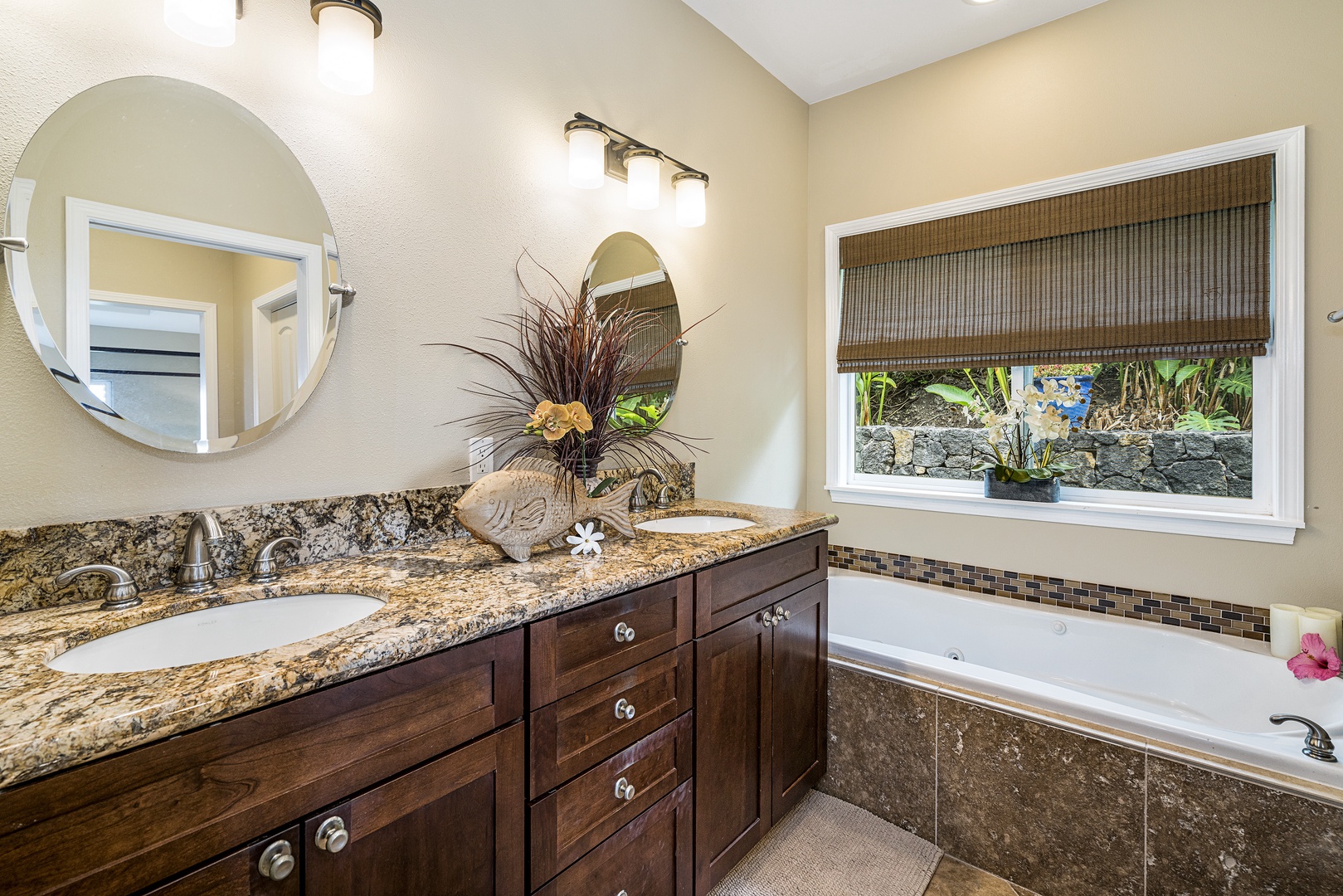 Kailua Kona Vacation Rentals, Sunset Hale - Spacious dual vanities in the primary en suite provide convenience and a spa-like experience.