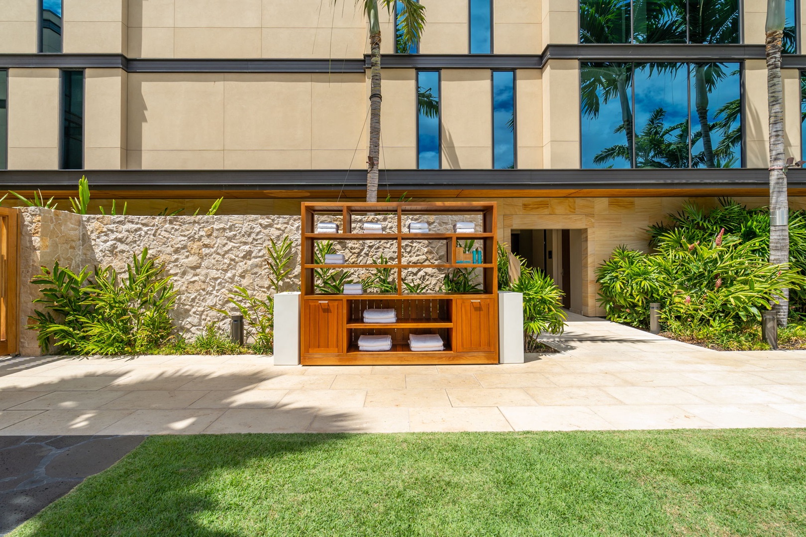 Honolulu Vacation Rentals, Park Lane Getaway - Charming outdoor retreat with cozy seating and natural accents.