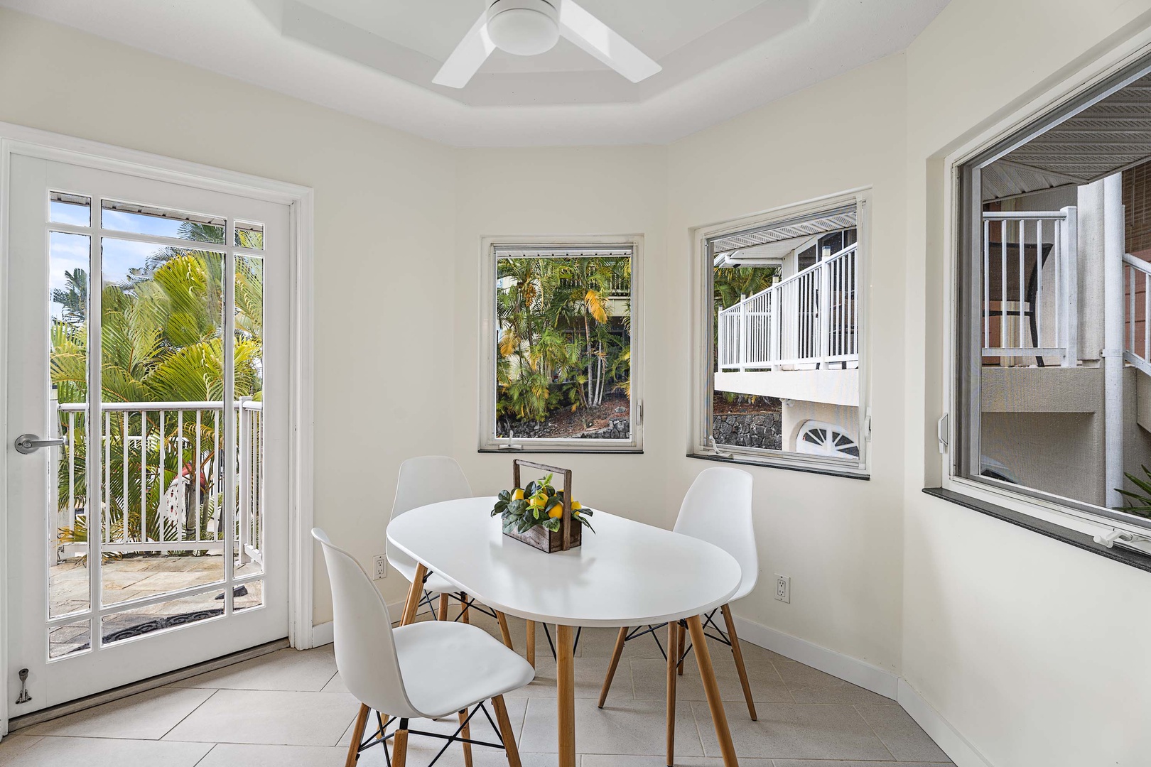 Kailua-Kona Vacation Rentals, Honu Hale - Kitchen nook