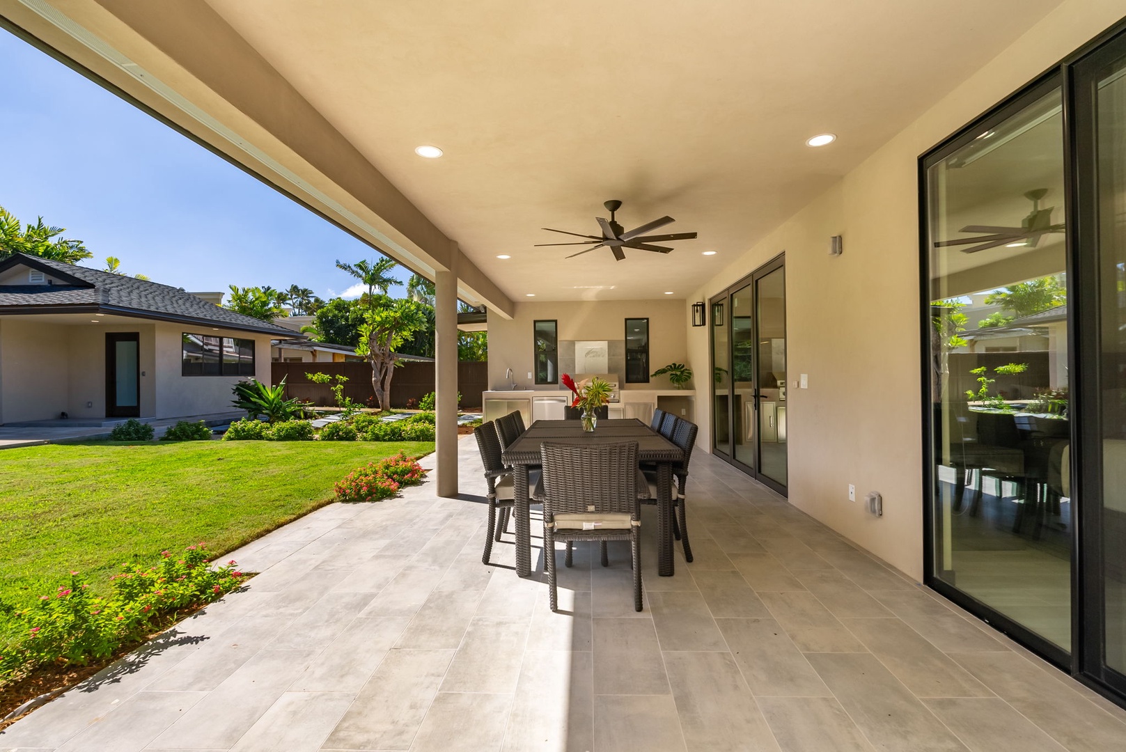 Honolulu Vacation Rentals, Kahala Zen - Patio dining set with 6 seats, ideal for enjoying meals outdoors.