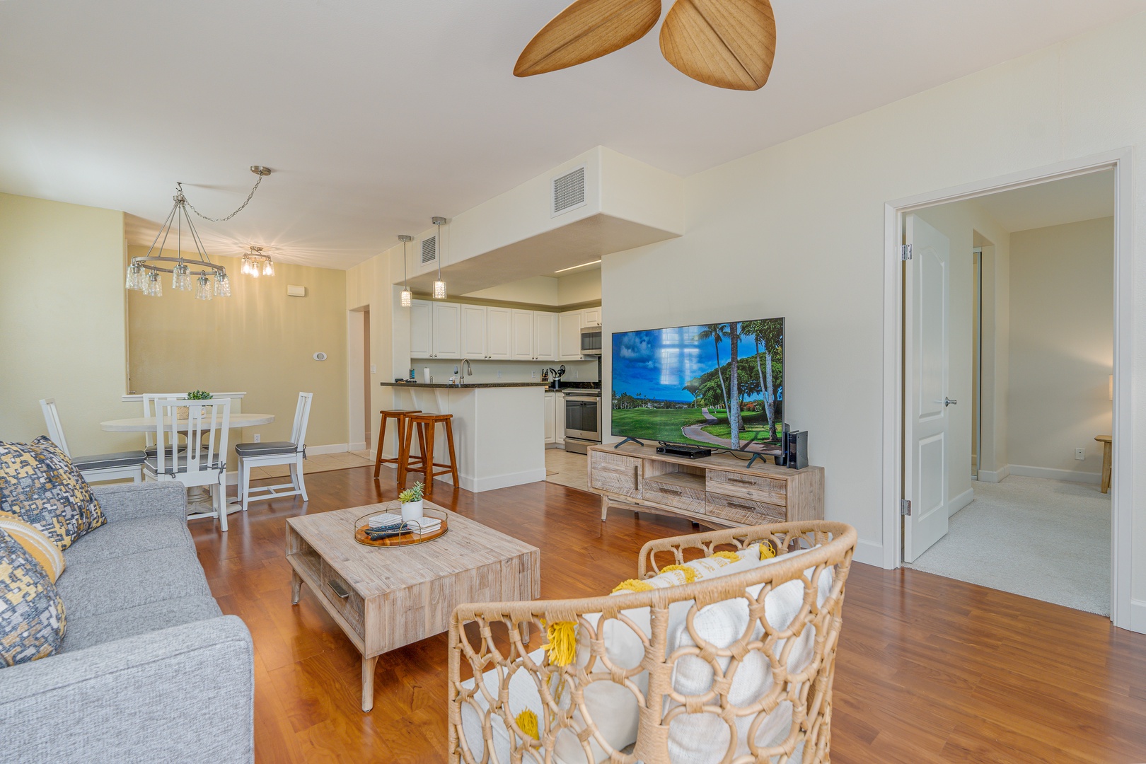 Kapolei Vacation Rentals, Ko Olina Kai 1105F - The open floorplan creates easy flow from living, dining and kitchen areas.