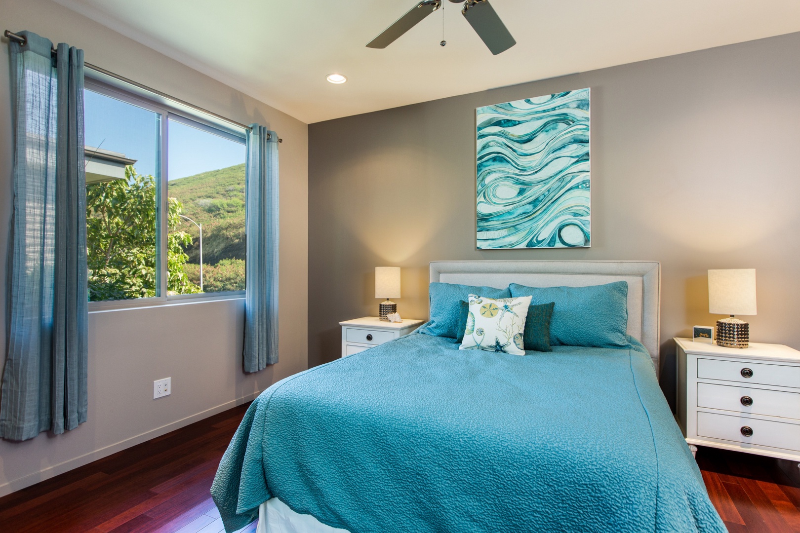 Honolulu Vacation Rentals, Hale Laulea - Bedroom two with en suite bathroom