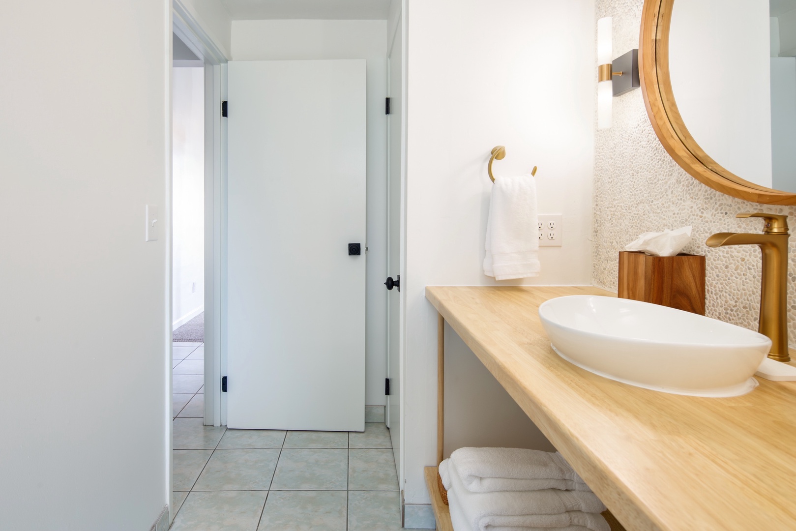 Kailua Kona Vacation Rentals, Keauhou Kai C301 - Enough space to move around and enjoy getting ready.