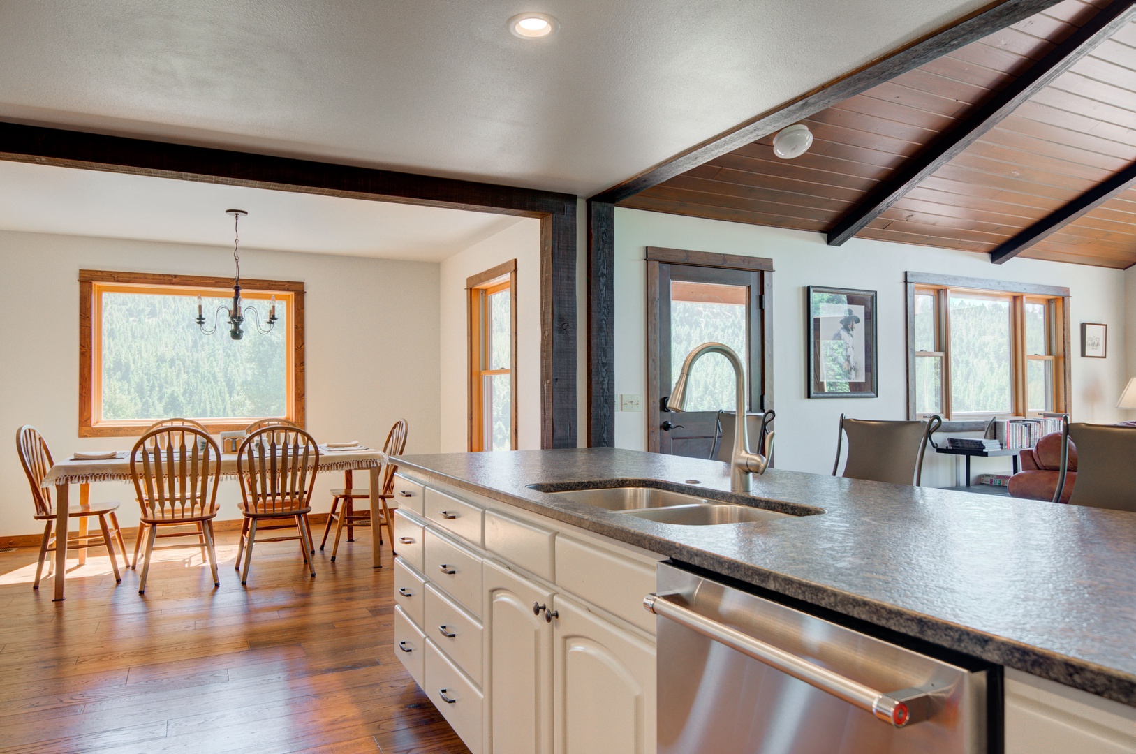 Bozeman Vacation Rentals, The Canyon Lookout - Kitchen and dining areas