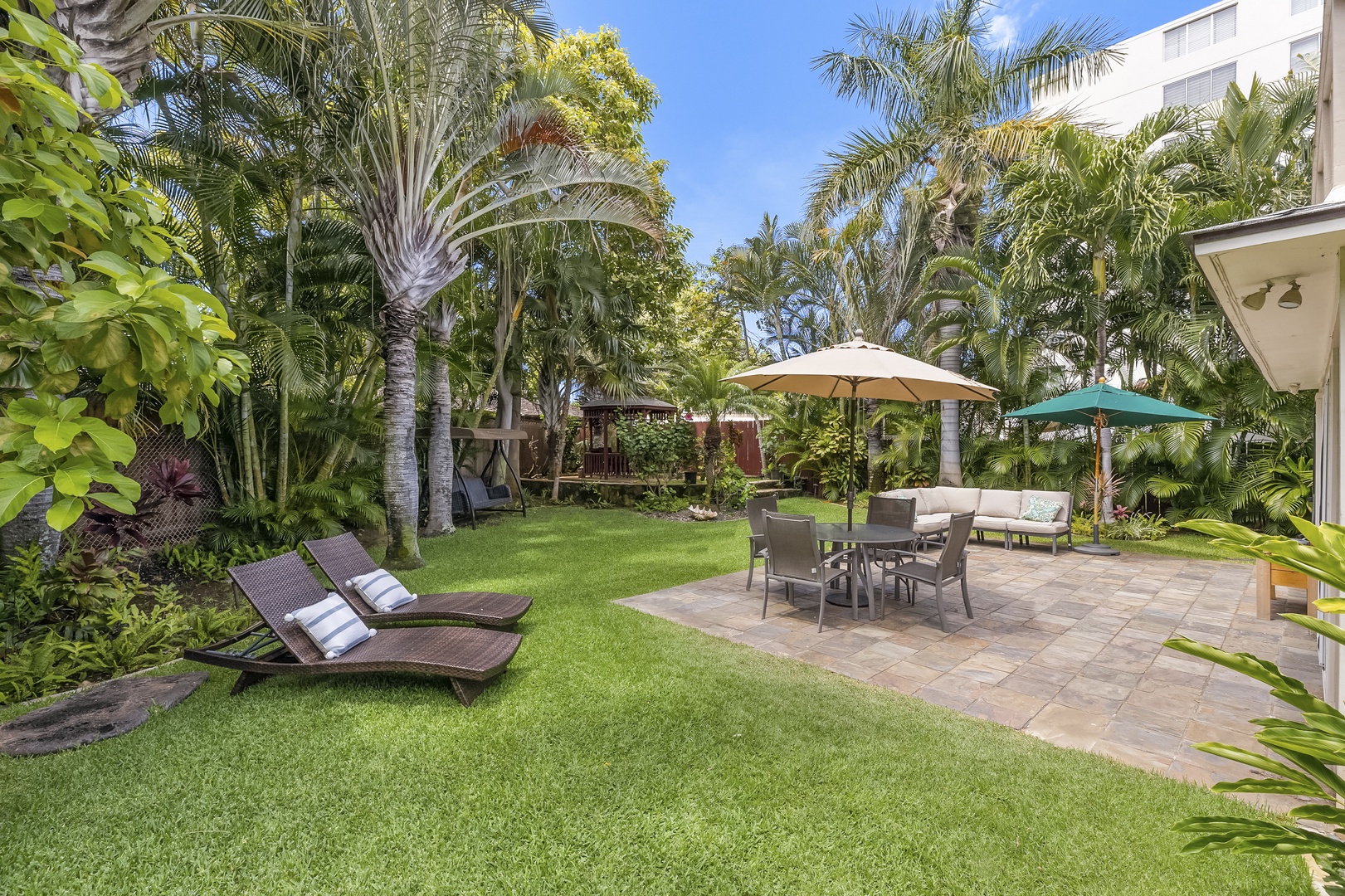 Honolulu Vacation Rentals, Hale Nui - Large garden with outdoor furniture