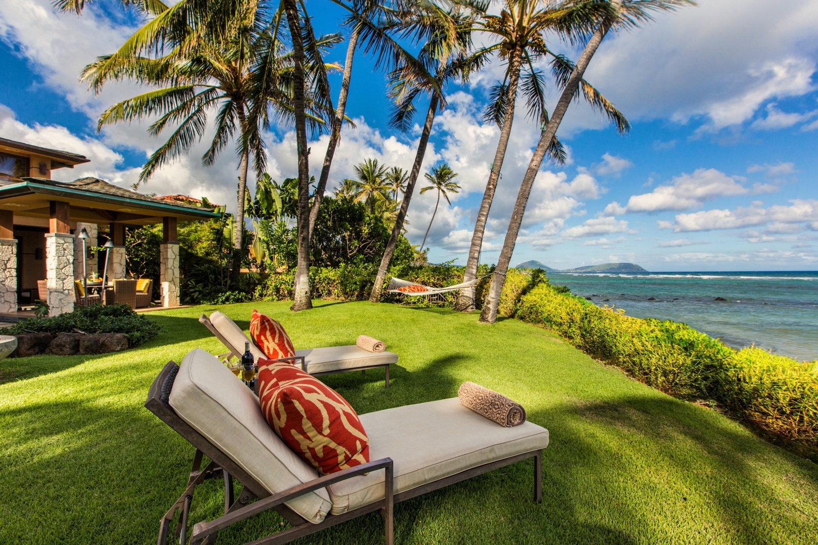 Honolulu Vacation Rentals, Banyan House - Oceanfront lawn