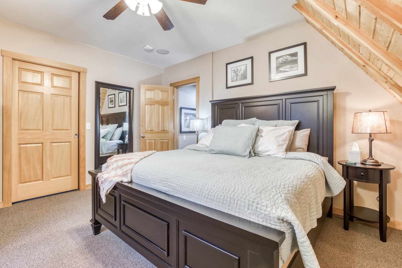 Government Camp Vacation Rentals, Glade Trail Lodge - King bed in Master bedroom