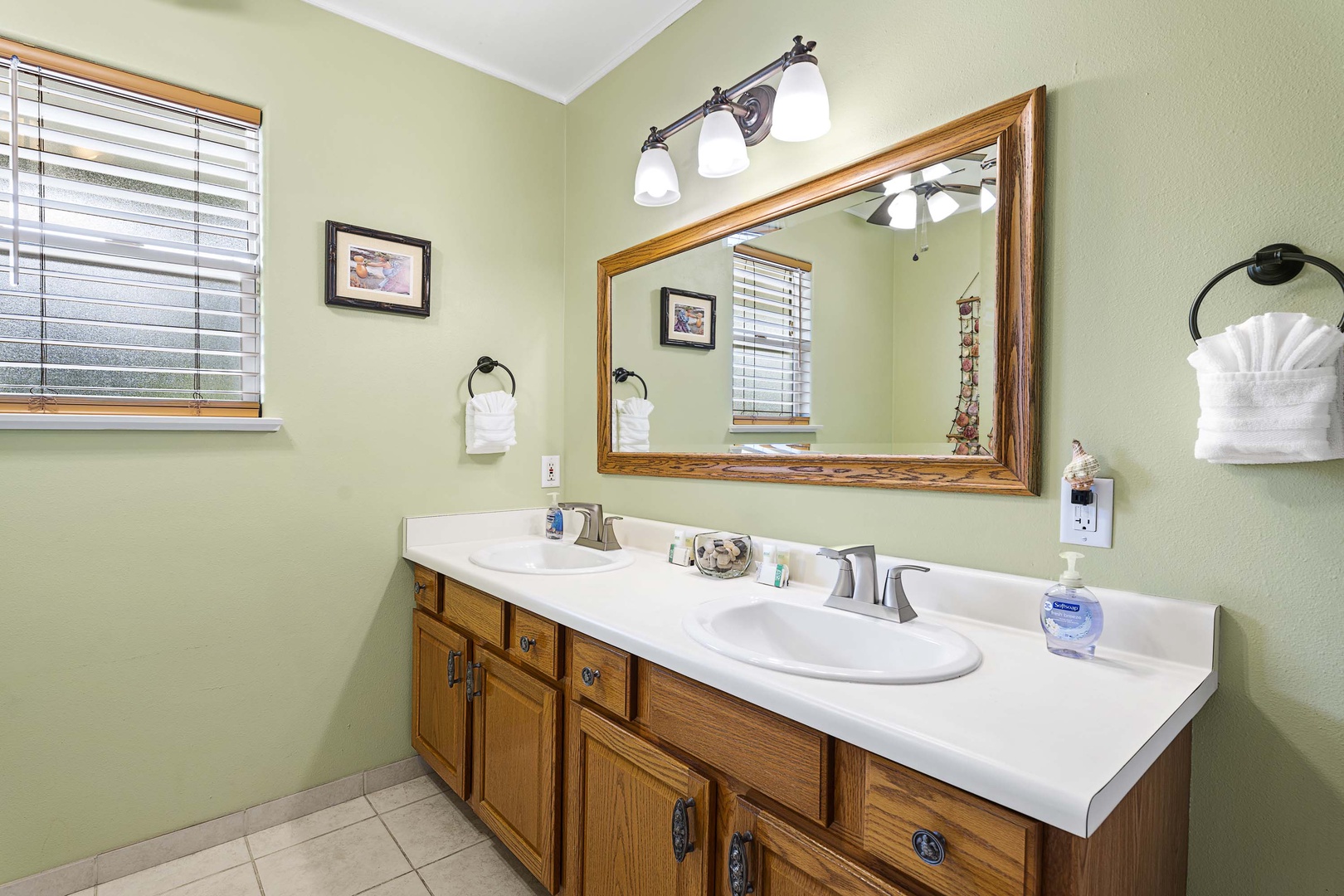 Kailua Kona Vacation Rentals, Hale A Kai - Primary ensuite with tub/shower combo