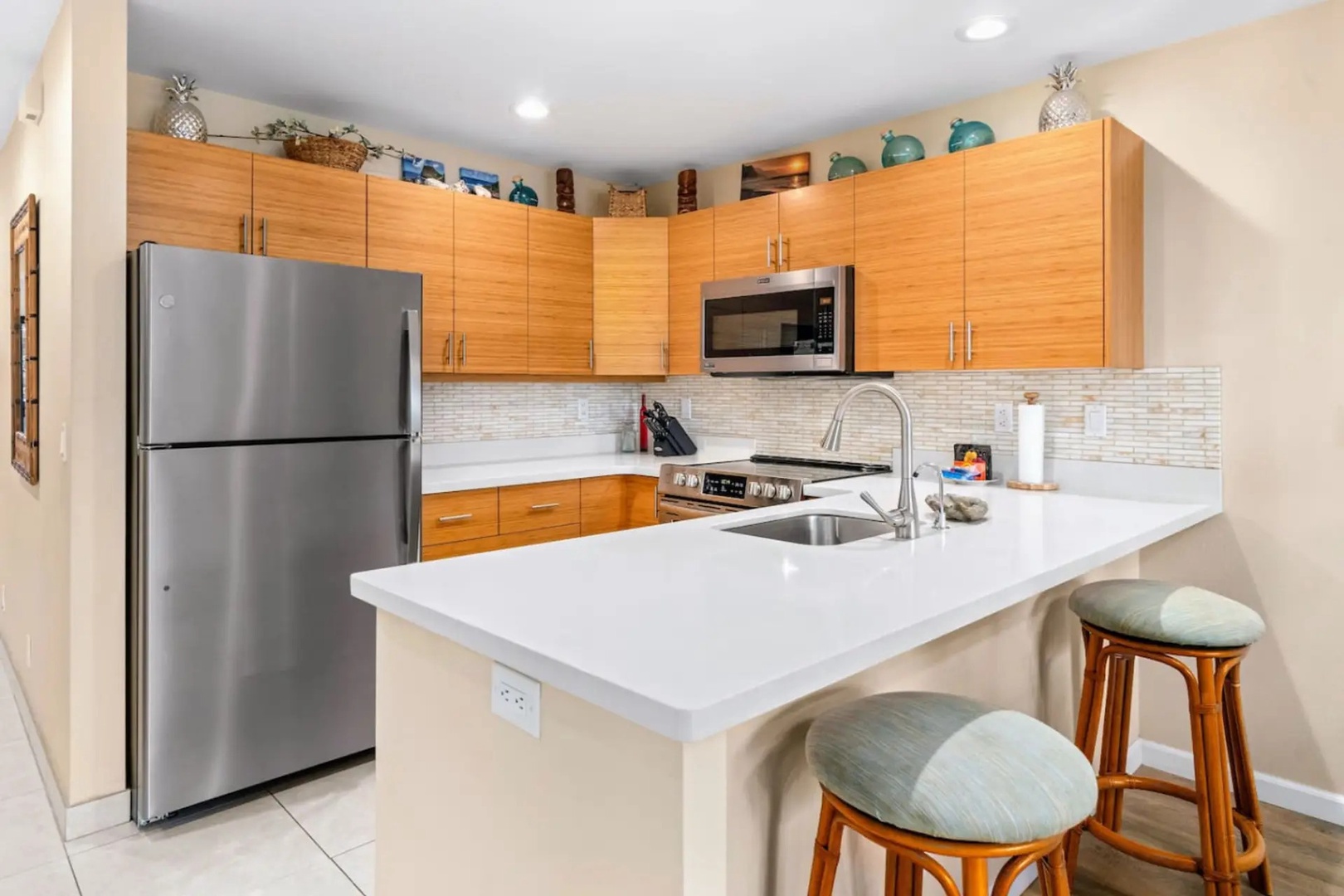 Kihei Vacation Rentals, Maui Kamaole E103 - Coffee happens at this counter first, two stools pulled up before the day at the beach begins.