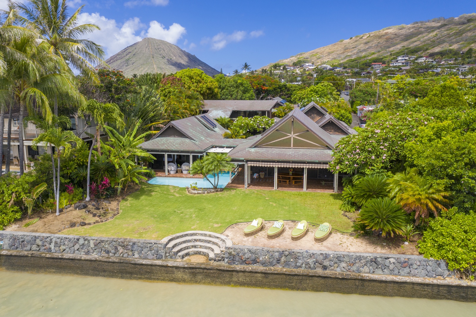 Honolulu Vacation Rentals, Maunalua Sunset - Large Oceanfront Yard with Lounge Area