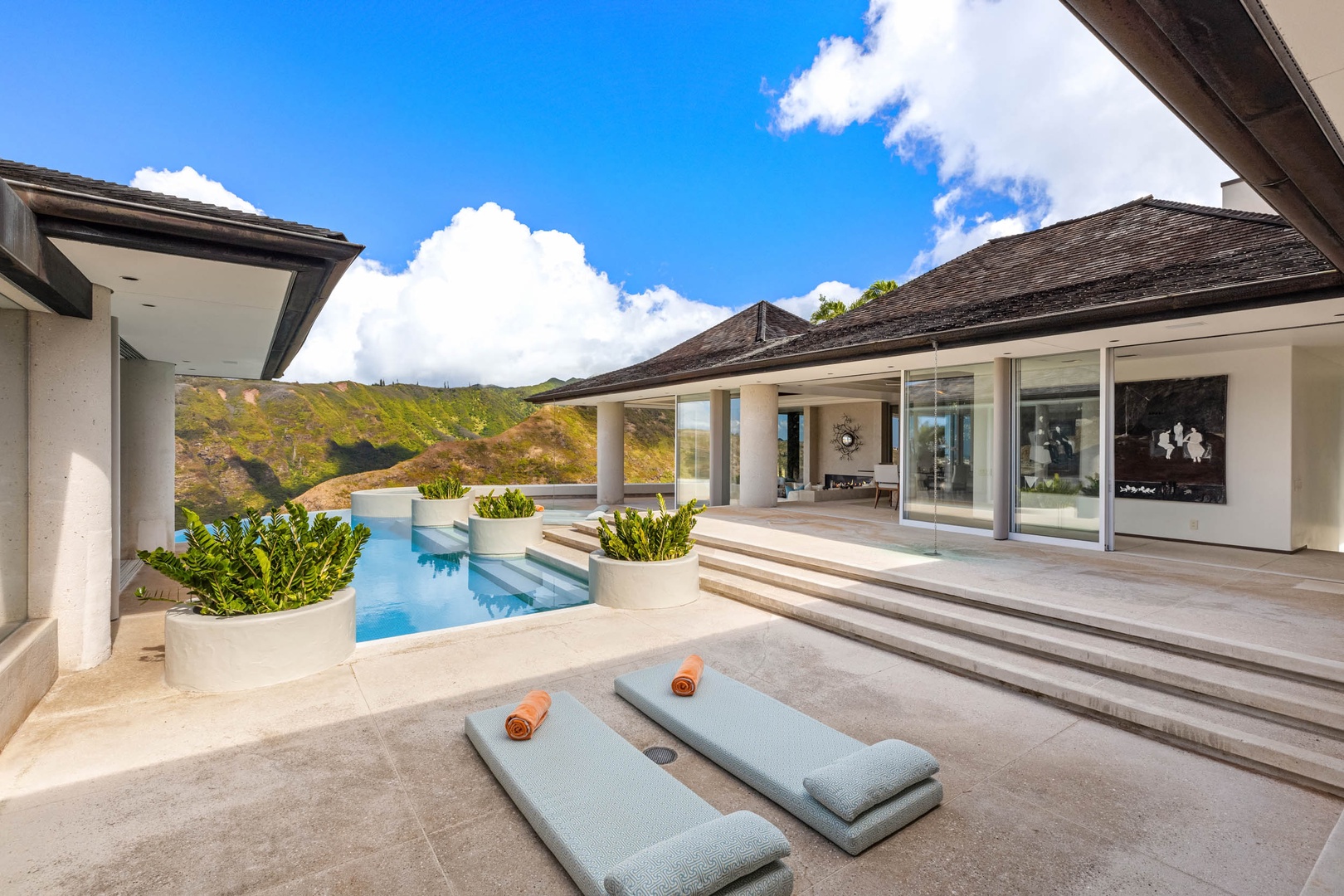 Honolulu Vacation Rentals, Sky Ridge House - Lounge by the pool